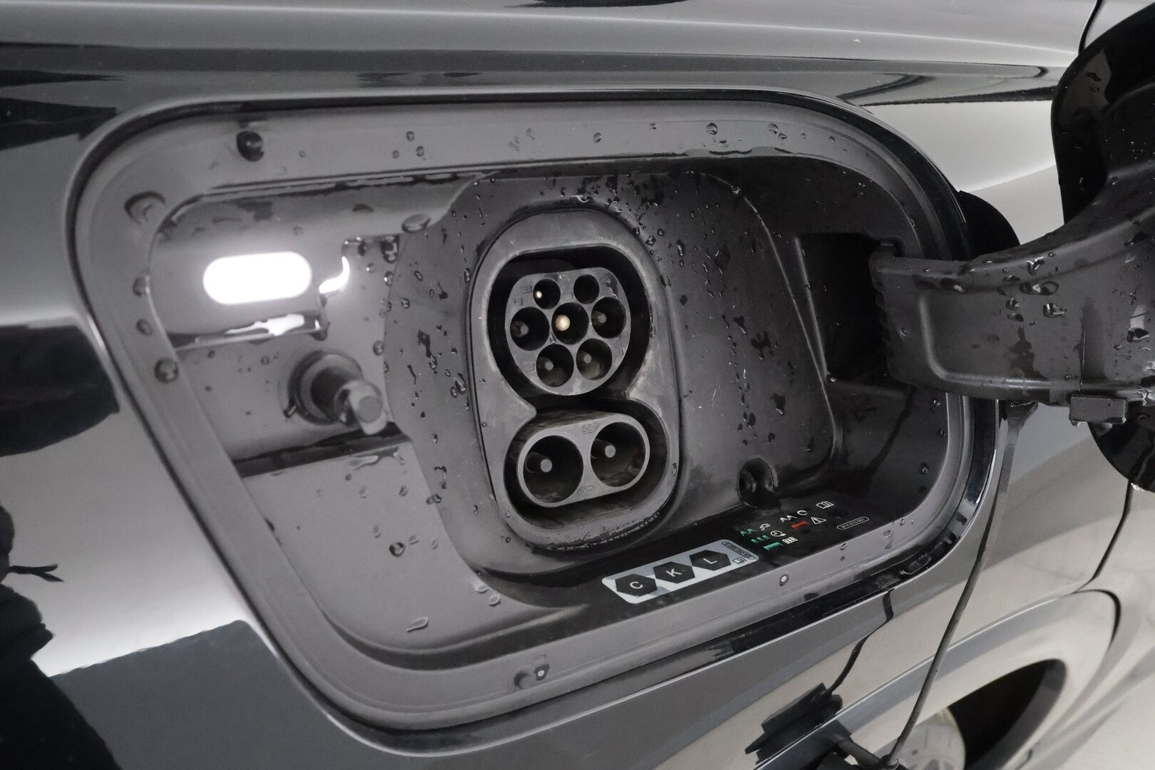 AUDI Q4 E-TRON 2022 Edition Advanced 50 quattro - ILP | Koukku | ACC | Sonos | P. Kamera | Sporttipenkit | LED | Digimittaristo | Navi | 2x latauskaapelit | Kahdet renkaat aluvanteilla | Merkkihuollot