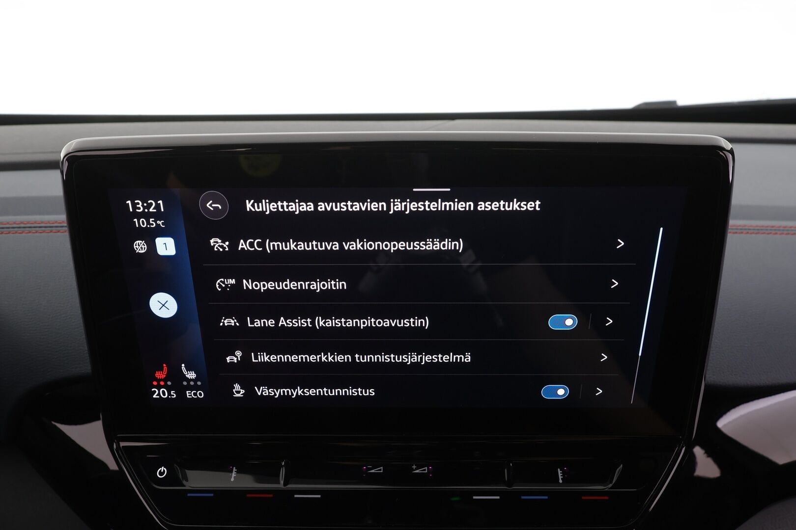VOLKSWAGEN ID.4 2022 GTX Dual Motor 220kW * ILP / Koukku / ACC / Matrix / P.Kamera / Kaistavahti / Navi / Keyless * - Kahdet renkaat aluvanteilla / 2x Latauskaapelit / Merkkihuollot