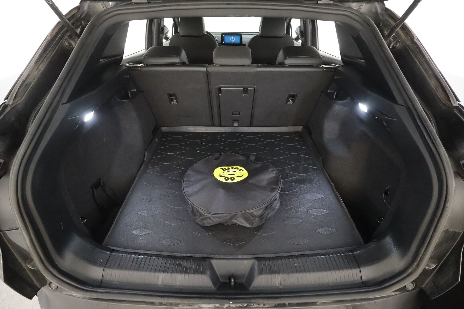 VOLKSWAGEN ID.4 2022 GTX Dual Motor 220kW * ILP / Koukku / ACC / Matrix / P.Kamera / Kaistavahti / Navi / Keyless * - Kahdet renkaat aluvanteilla / 2x Latauskaapelit / Merkkihuollot