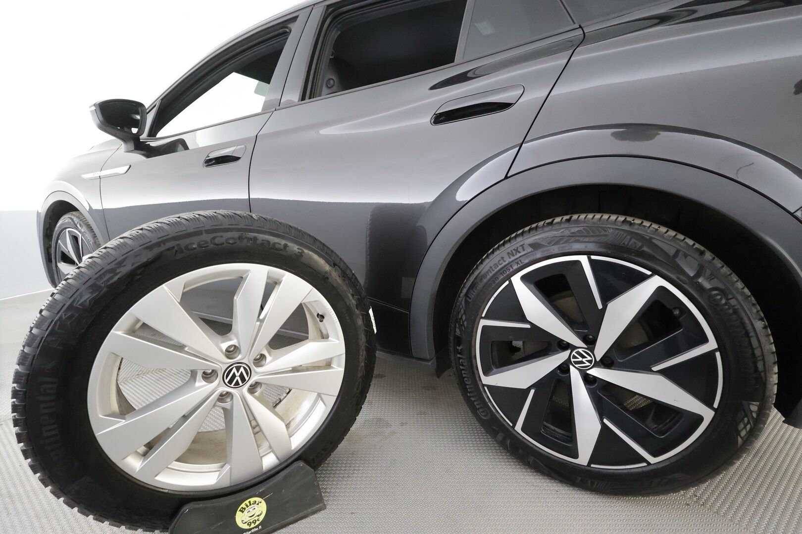 VOLKSWAGEN ID.4 2022 GTX Dual Motor 220kW * ILP / Koukku / ACC / Matrix / P.Kamera / Kaistavahti / Navi / Keyless * - Kahdet renkaat aluvanteilla / 2x Latauskaapelit / Merkkihuollot