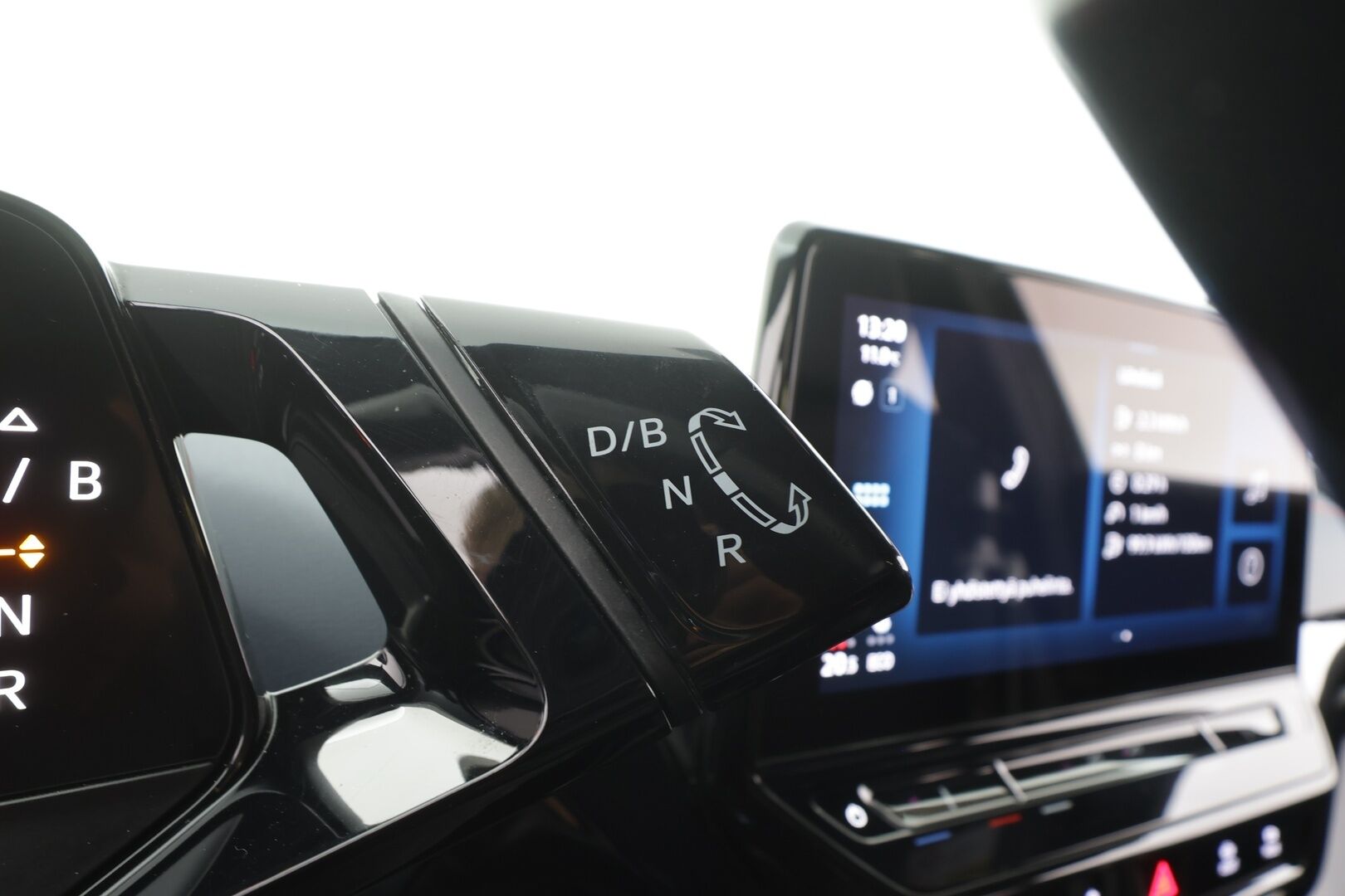 VOLKSWAGEN ID.4 2022 GTX Dual Motor 220kW * ILP / Koukku / ACC / Matrix / P.Kamera / Kaistavahti / Navi / Keyless * - Kahdet renkaat aluvanteilla / 2x Latauskaapelit / Merkkihuollot