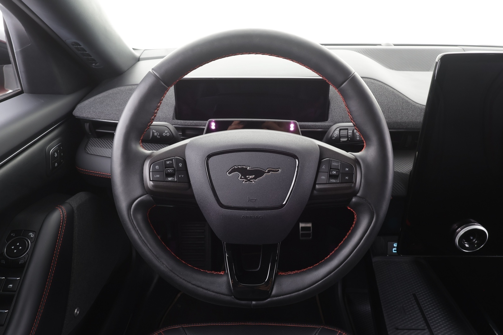 FORD MUSTANG MACH-E 2022 351hv AWD * Koukku / Lasikatto / ACC / 360° / B&O / Muistipenkki / Navi / Kaistavahti / Keyless * - Merkkihuollot / 2x Latauskaapelit / Kahdet renkaat aluvanteilla 