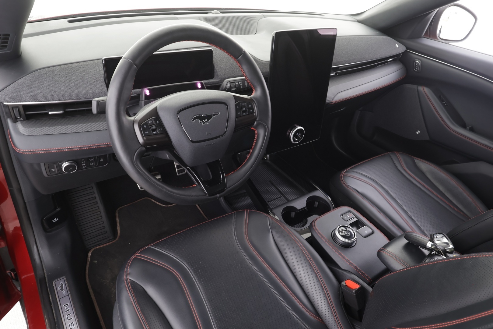 FORD MUSTANG MACH-E 2022 351hv AWD * Koukku / Lasikatto / ACC / 360° / B&O / Muistipenkki / Navi / Kaistavahti / Keyless * - Merkkihuollot / 2x Latauskaapelit / Kahdet renkaat aluvanteilla 