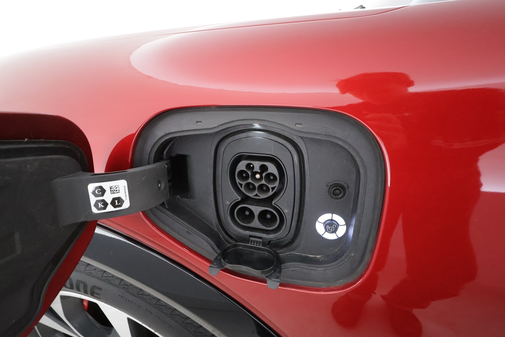FORD MUSTANG MACH-E 2022 351hv AWD * Koukku / Lasikatto / ACC / 360° / B&O / Muistipenkki / Navi / Kaistavahti / Keyless * - Merkkihuollot / 2x Latauskaapelit / Kahdet renkaat aluvanteilla 