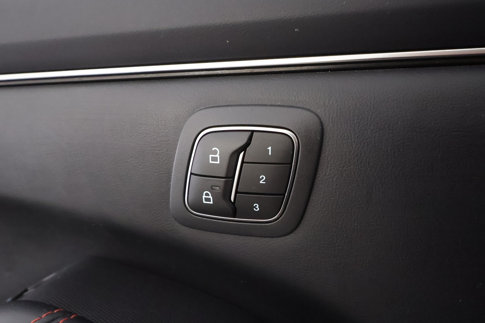 FORD MUSTANG MACH-E 2022 351hv AWD * Koukku / Lasikatto / ACC / 360° / B&O / Muistipenkki / Navi / Kaistavahti / Keyless * - Merkkihuollot / 2x Latauskaapelit / Kahdet renkaat aluvanteilla 