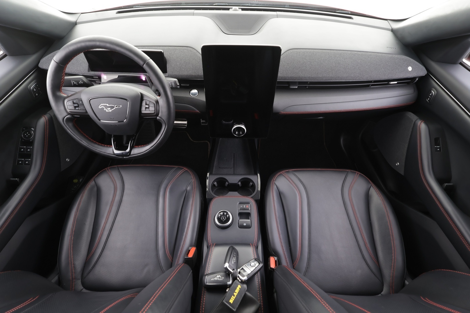 FORD MUSTANG MACH-E 2022 351hv AWD * Koukku / Lasikatto / ACC / 360° / B&O / Muistipenkki / Navi / Kaistavahti / Keyless * - Merkkihuollot / 2x Latauskaapelit / Kahdet renkaat aluvanteilla 