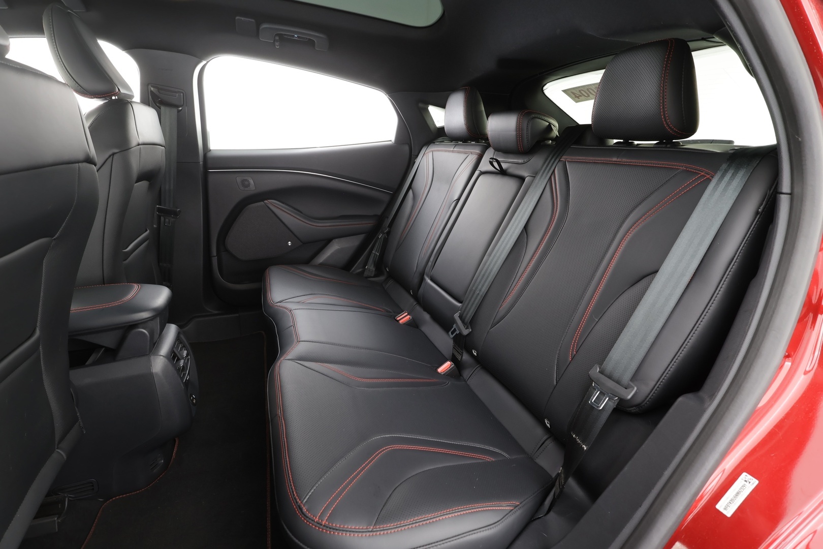 FORD MUSTANG MACH-E 2022 351hv AWD * Koukku / Lasikatto / ACC / 360° / B&O / Muistipenkki / Navi / Kaistavahti / Keyless * - Merkkihuollot / 2x Latauskaapelit / Kahdet renkaat aluvanteilla 