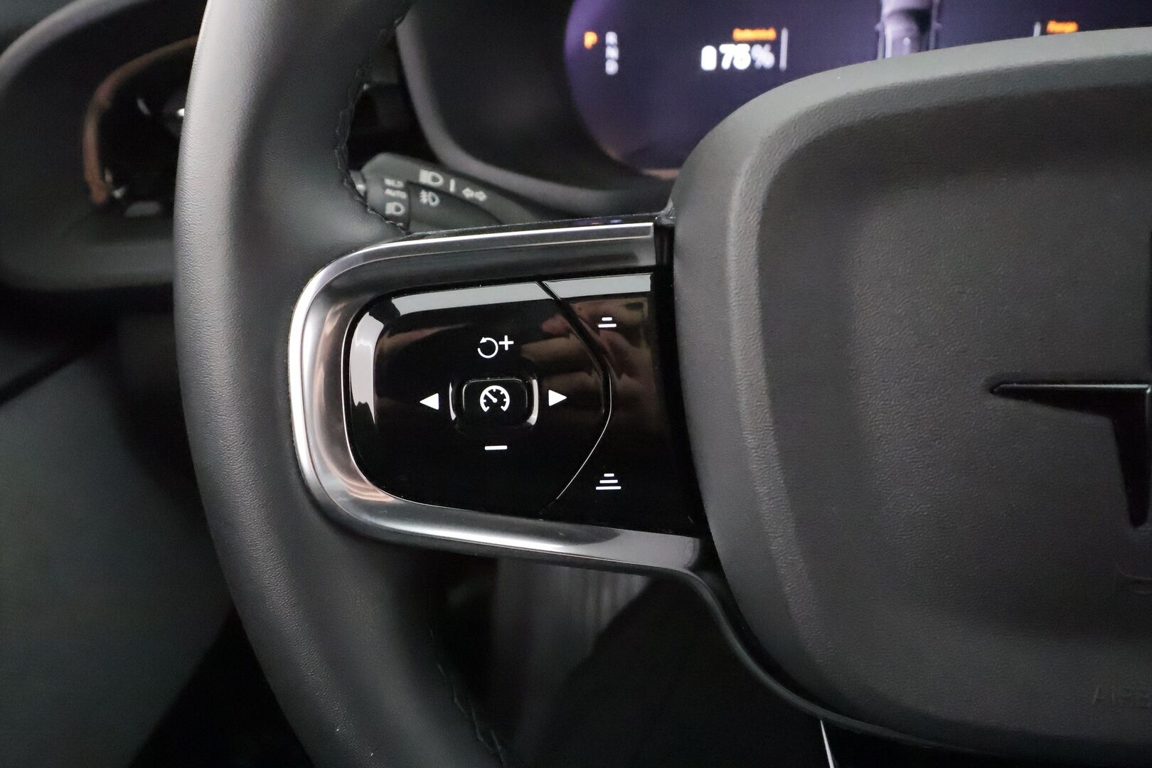 POLESTAR 2 2023 Long Range Single Motor, 170kW * ILP / Lasikatto / H&K / ACC / LED / 360 / Sportpenkki Muistilla / Navi / Keyless * - 2x Latauskaapelit / Kahdet renkaat aluvanteilla