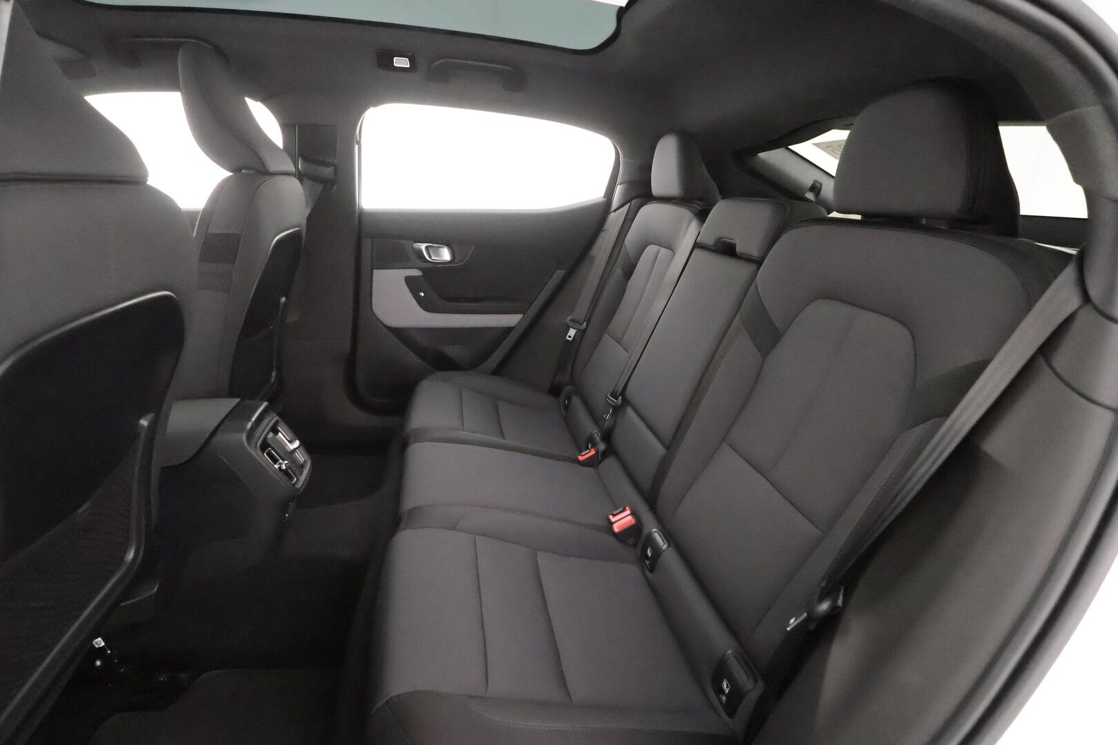 POLESTAR 2 2023 Long Range Single Motor, 170kW * ILP / Lasikatto / H&K / ACC / LED / 360 / Sportpenkki Muistilla / Navi / Keyless * - 2x Latauskaapelit / Kahdet renkaat aluvanteilla