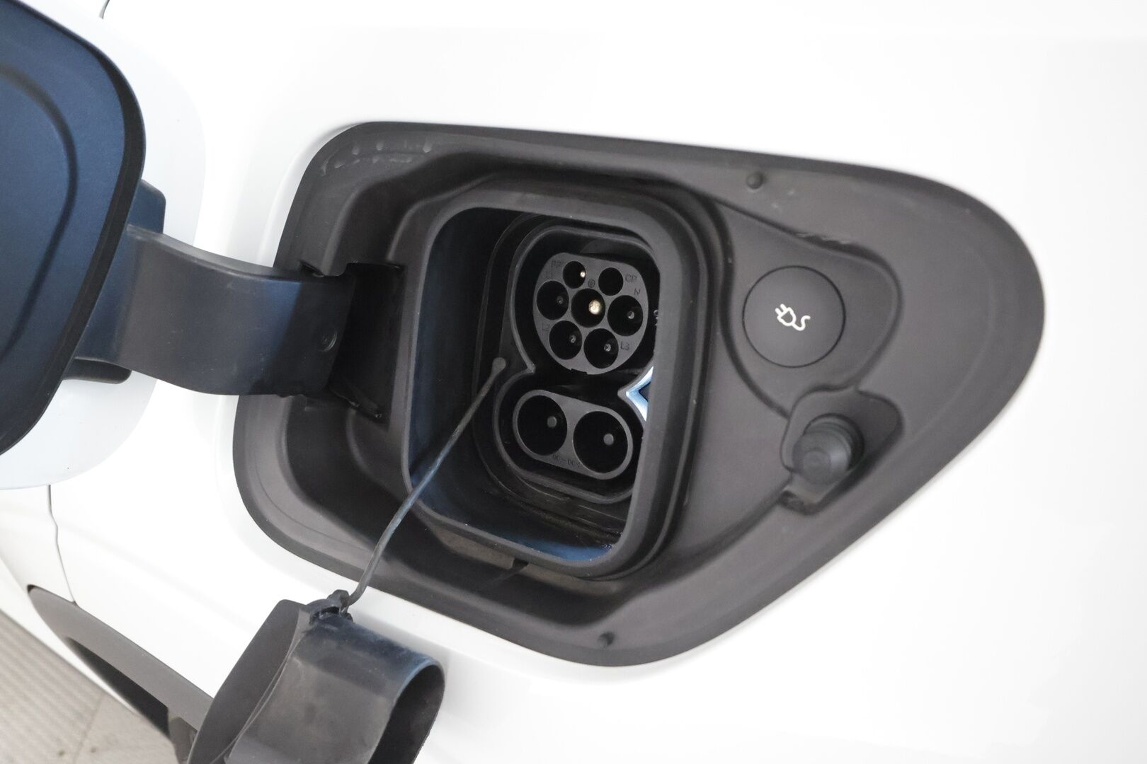 POLESTAR 2 2023 Long Range Single Motor, 170kW * ILP / Lasikatto / H&K / ACC / LED / 360 / Sportpenkki Muistilla / Navi / Keyless * - 2x Latauskaapelit / Kahdet renkaat aluvanteilla