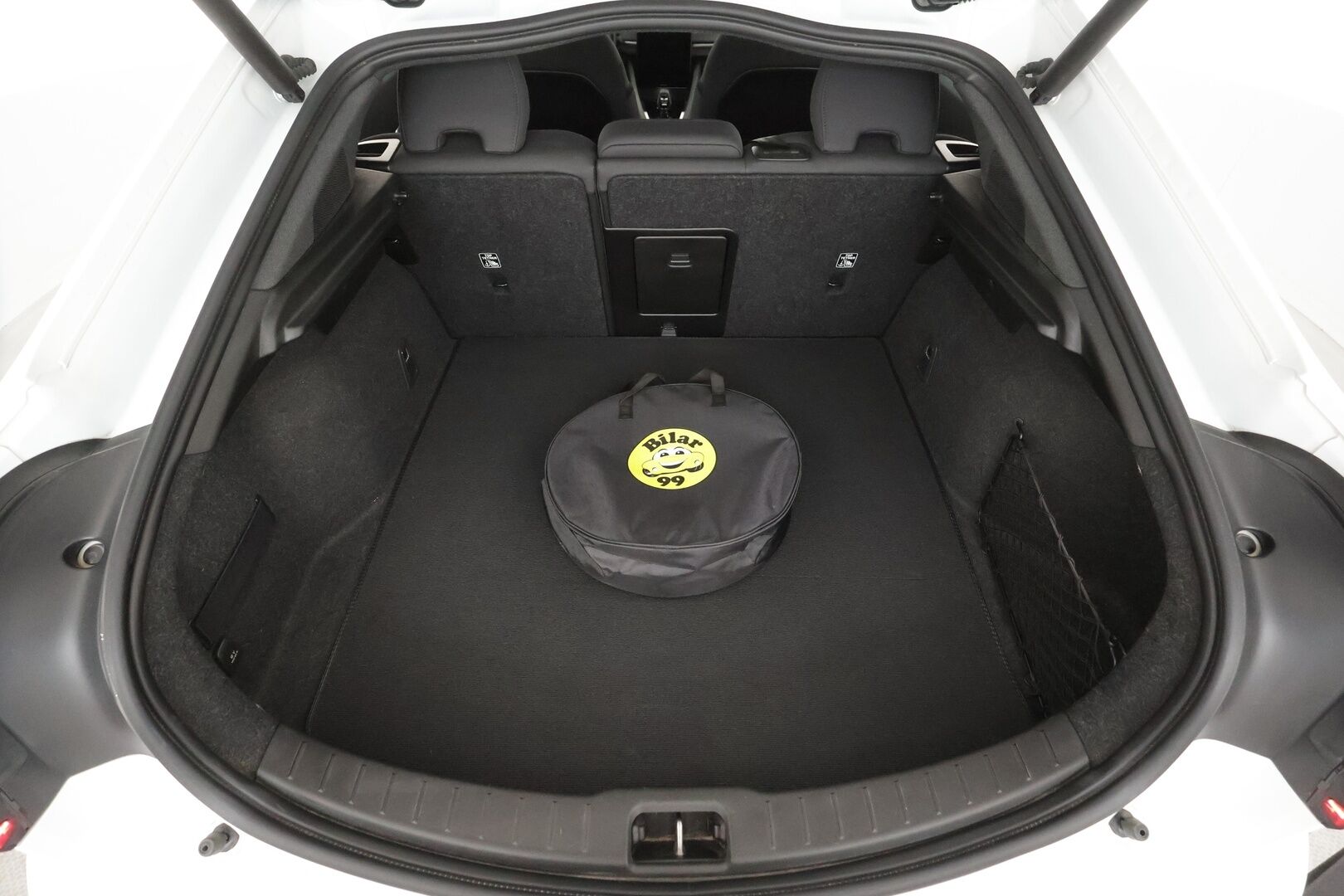 POLESTAR 2 2023 Long Range Single Motor, 170kW * ILP / Lasikatto / H&K / ACC / LED / 360 / Sportpenkki Muistilla / Navi / Keyless * - 2x Latauskaapelit / Kahdet renkaat aluvanteilla