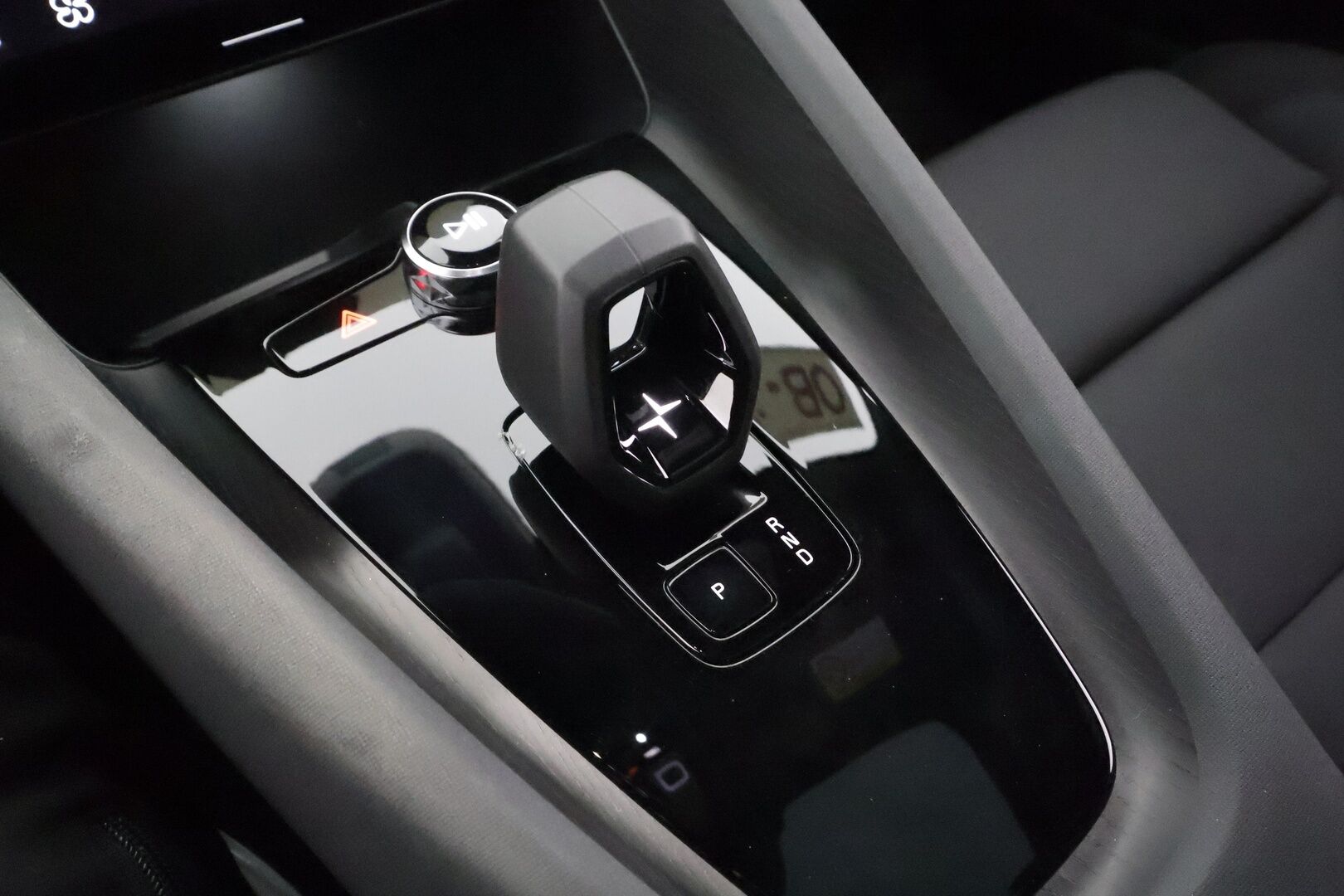 POLESTAR 2 2023 Long Range Single Motor, 170kW * ILP / Lasikatto / H&K / ACC / LED / 360 / Sportpenkki Muistilla / Navi / Keyless * - 2x Latauskaapelit / Kahdet renkaat aluvanteilla