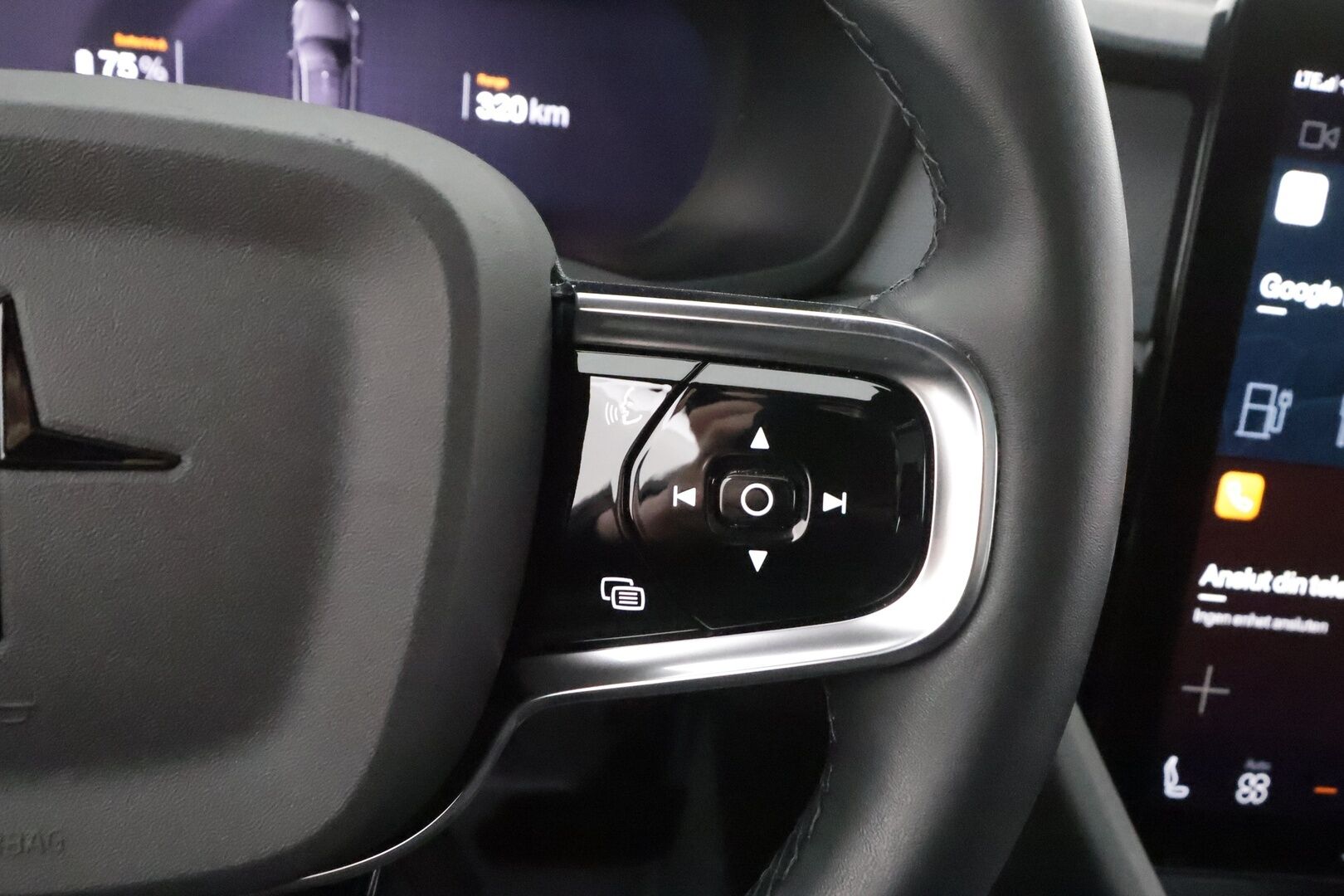 POLESTAR 2 2023 Long Range Single Motor, 170kW * ILP / Lasikatto / H&K / ACC / LED / 360 / Sportpenkki Muistilla / Navi / Keyless * - 2x Latauskaapelit / Kahdet renkaat aluvanteilla