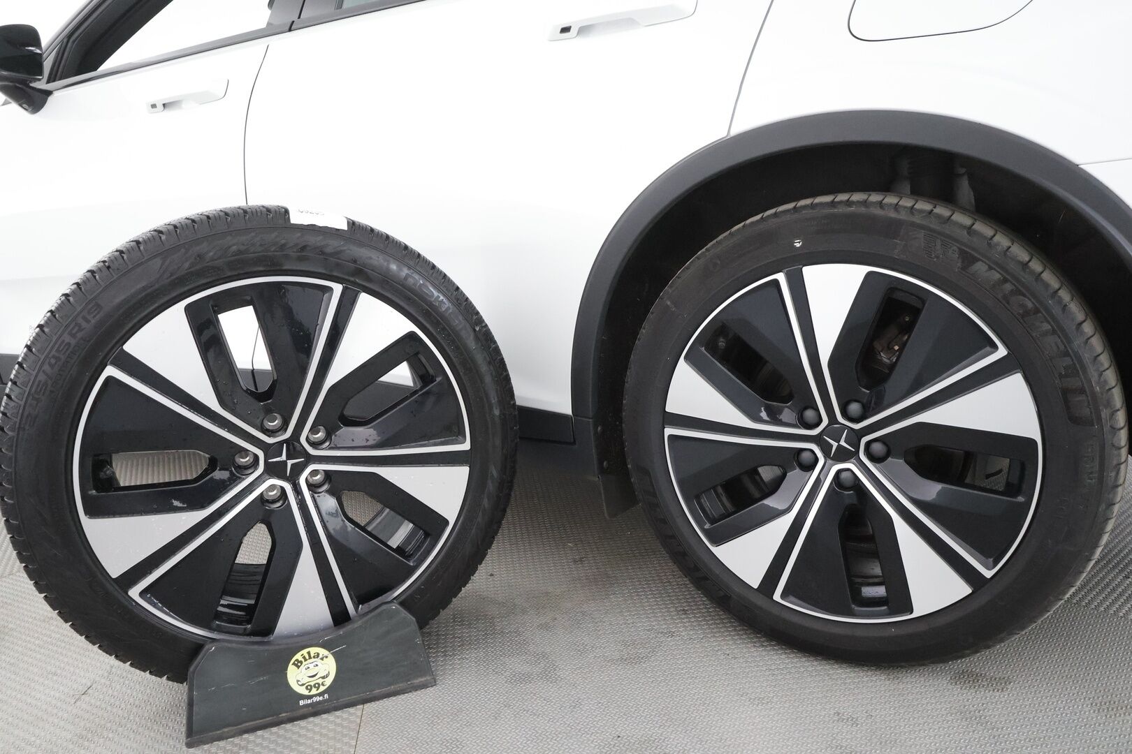 POLESTAR 2 2023 Long Range Single Motor, 170kW * ILP / Lasikatto / H&K / ACC / LED / 360 / Sportpenkki Muistilla / Navi / Keyless * - 2x Latauskaapelit / Kahdet renkaat aluvanteilla