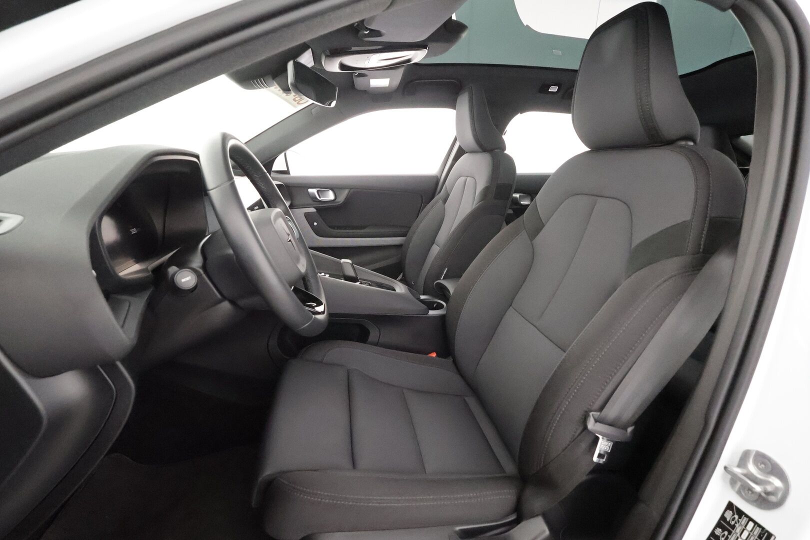 POLESTAR 2 2023 Long Range Single Motor, 170kW * ILP / Lasikatto / H&K / ACC / LED / 360 / Sportpenkki Muistilla / Navi / Keyless * - 2x Latauskaapelit / Kahdet renkaat aluvanteilla