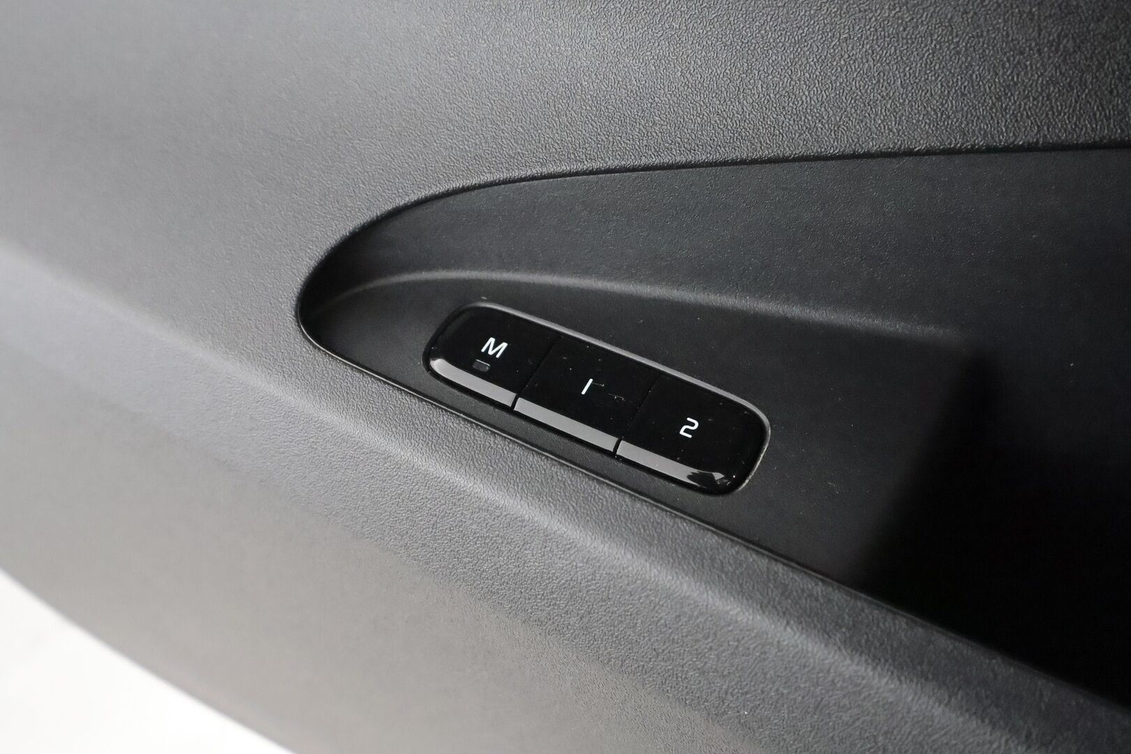 POLESTAR 2 2023 Long Range Single Motor, 170kW * ILP / Lasikatto / H&K / ACC / LED / 360 / Sportpenkki Muistilla / Navi / Keyless * - 2x Latauskaapelit / Kahdet renkaat aluvanteilla