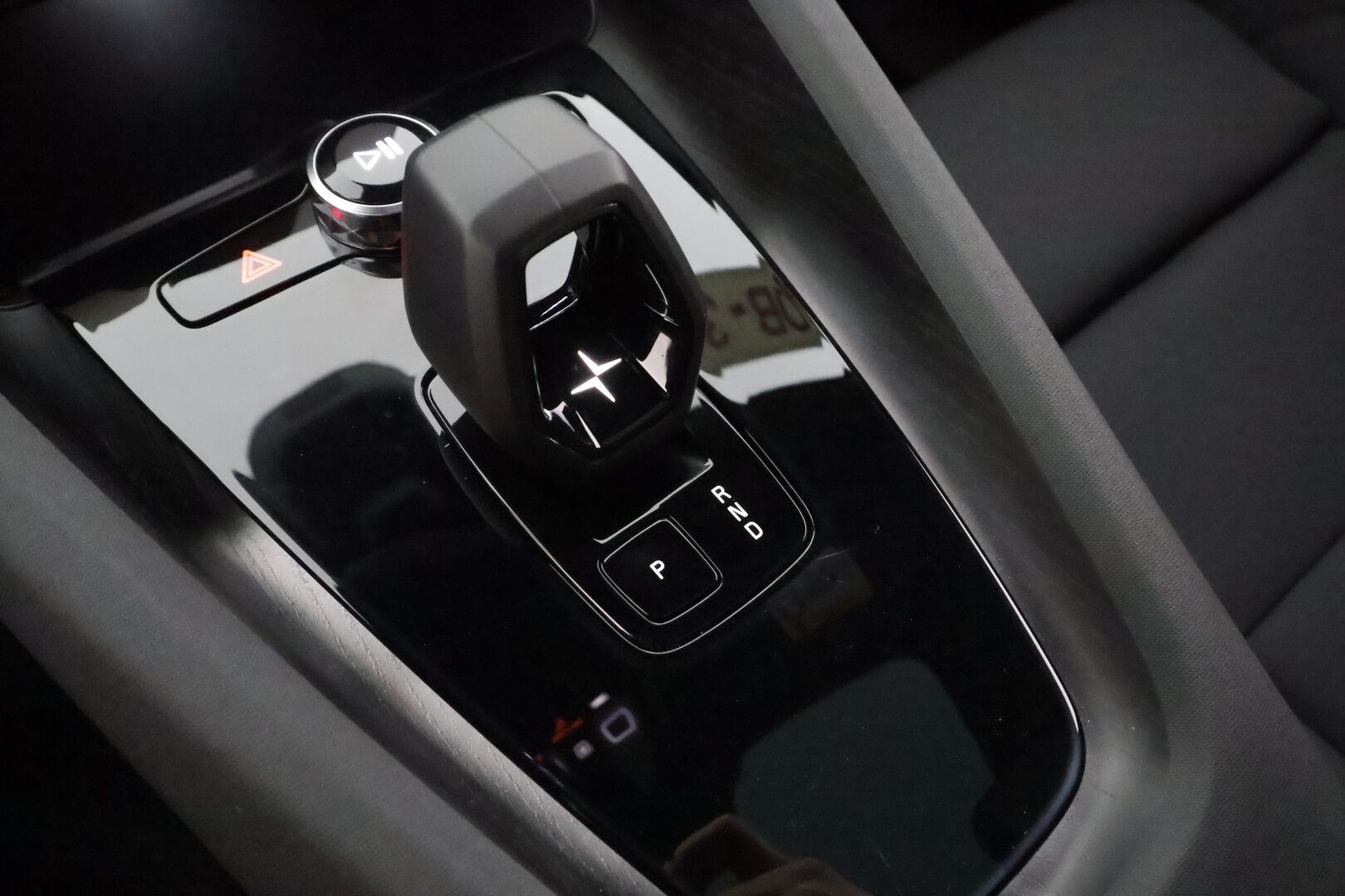 POLESTAR 2 2024 Long range Dual motor Performance 350kW, 82kWh - | Pilot&Plus Paketti | ACC | H&K | Lasikatto | 360° | Muistipenkki | Pixel LED | 2x Performance vanteet | Merkkihuollettu |
