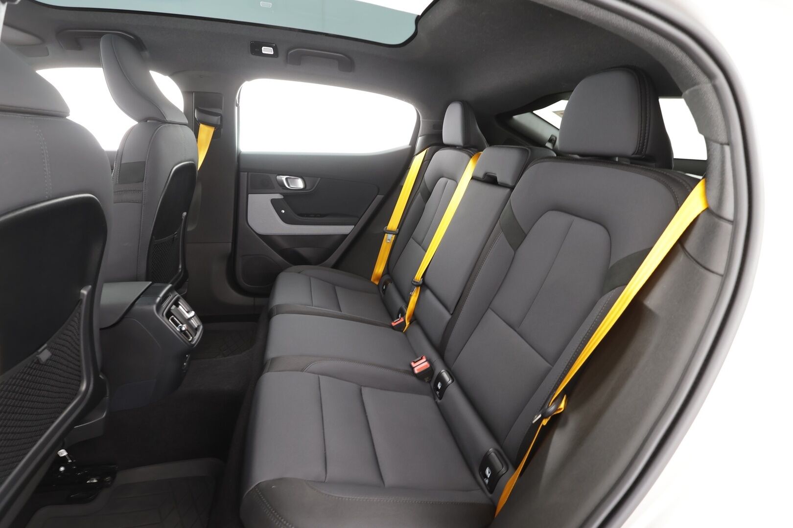 POLESTAR 2 2024 Long range Dual motor Performance 350kW, 82kWh - | Pilot&Plus Paketti | ACC | H&K | Lasikatto | 360° | Muistipenkki | Pixel LED | 2x Performance vanteet | Merkkihuollettu |