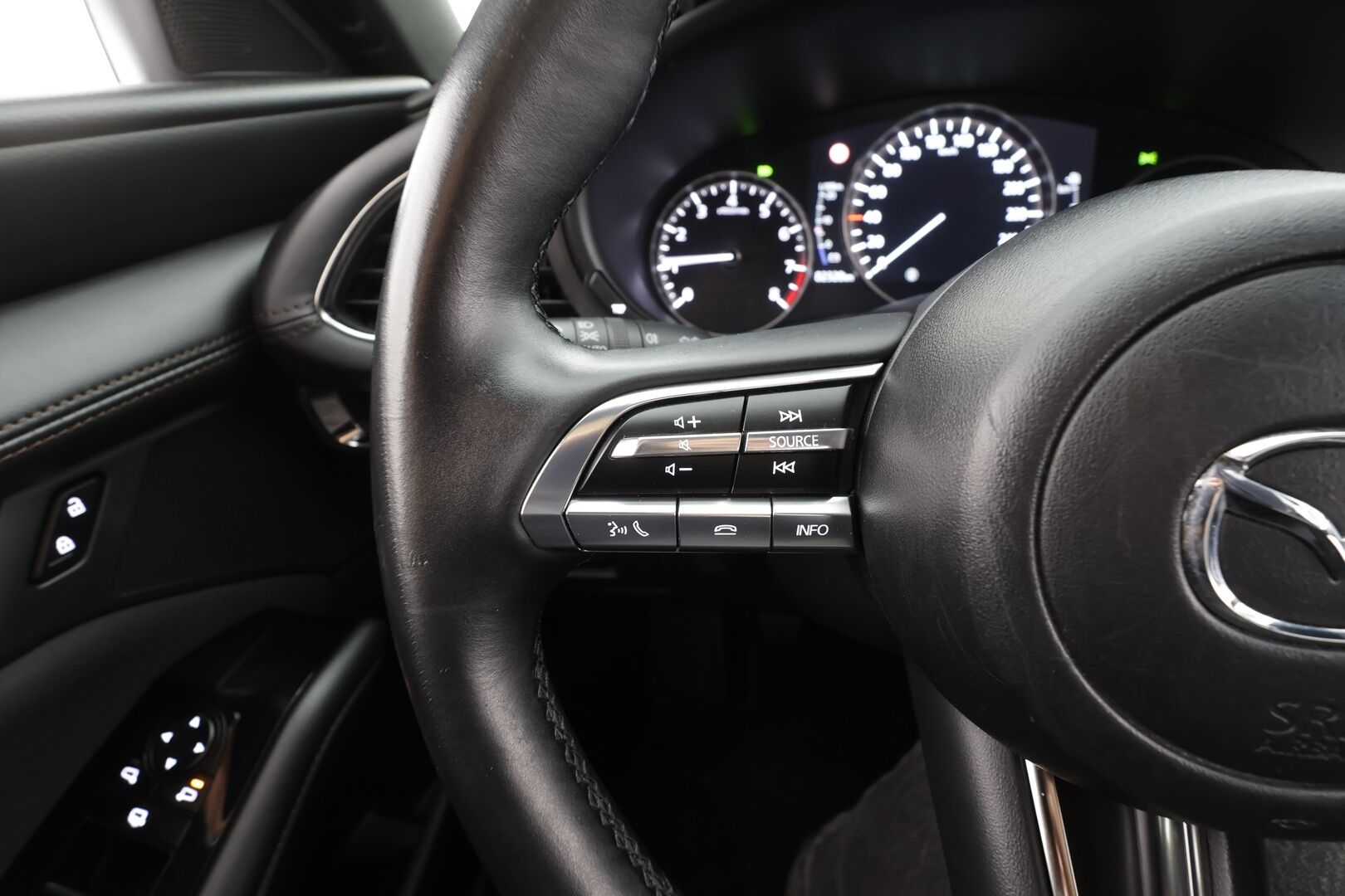 MAZDA 3 2022 Hatchback 2.0 (150hv) M Hybrid e-Skyactiv-G * ACC / HUD / Navi / LED / P.Kamera / Keyless / Ratinlämmitin * - Merkkihuollettu 