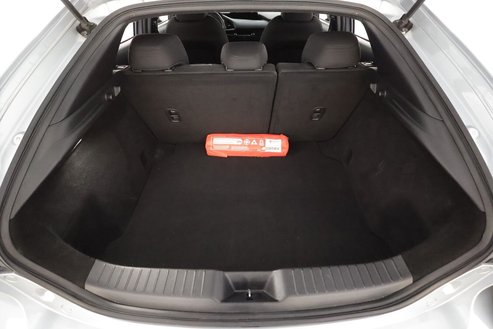 MAZDA 3 2022 Hatchback 2.0 (150hv) M Hybrid e-Skyactiv-G * ACC / HUD / Navi / LED / P.Kamera / Keyless / Ratinlämmitin * - Merkkihuollettu 