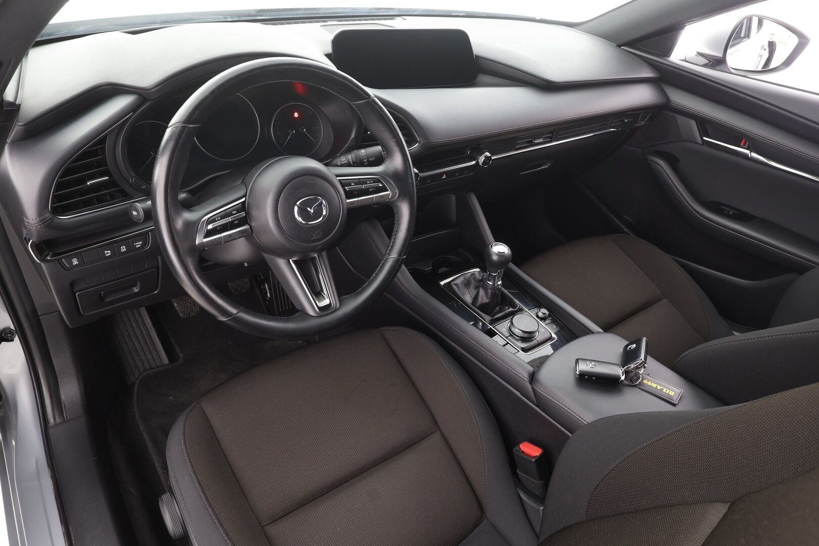 MAZDA 3 2022 Hatchback 2.0 (150hv) M Hybrid e-Skyactiv-G * ACC / HUD / Navi / LED / P.Kamera / Keyless / Ratinlämmitin * - Merkkihuollettu 