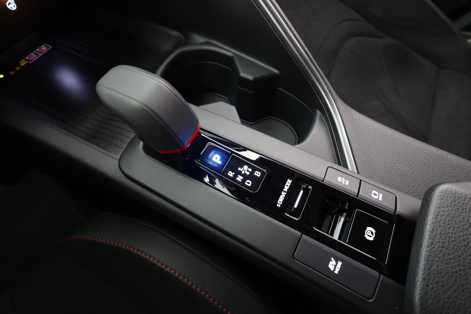 Toyota C-HR 2024 2,0 Hybrid AWD-i GR SPORT - | HUD | JBL | Adapt.vakkari | P.kamera | Muistipenkki |Sporttipenkit |  Navi | KeylessGo | Kahdet renkaat aluvanteilla | Merkkihuollettu