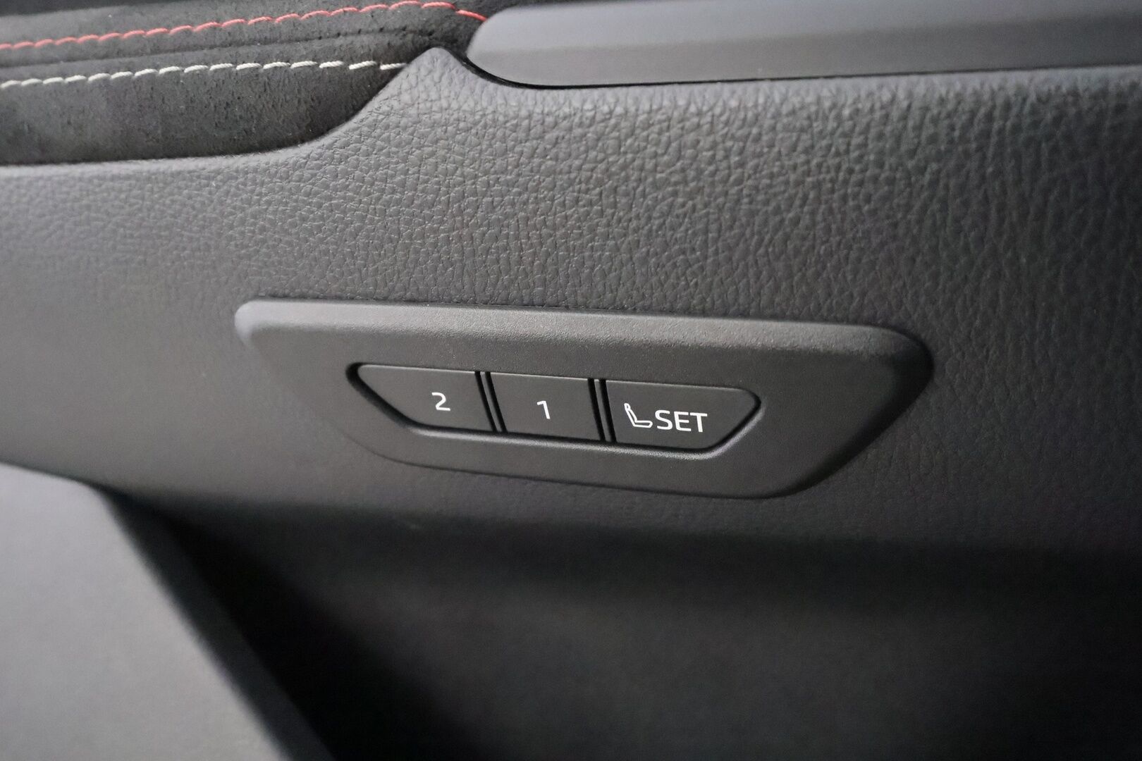 Toyota C-HR 2024 2,0 Hybrid AWD-i GR SPORT - | HUD | JBL | Adapt.vakkari | P.kamera | Muistipenkki |Sporttipenkit |  Navi | KeylessGo | Kahdet renkaat aluvanteilla | Merkkihuollettu