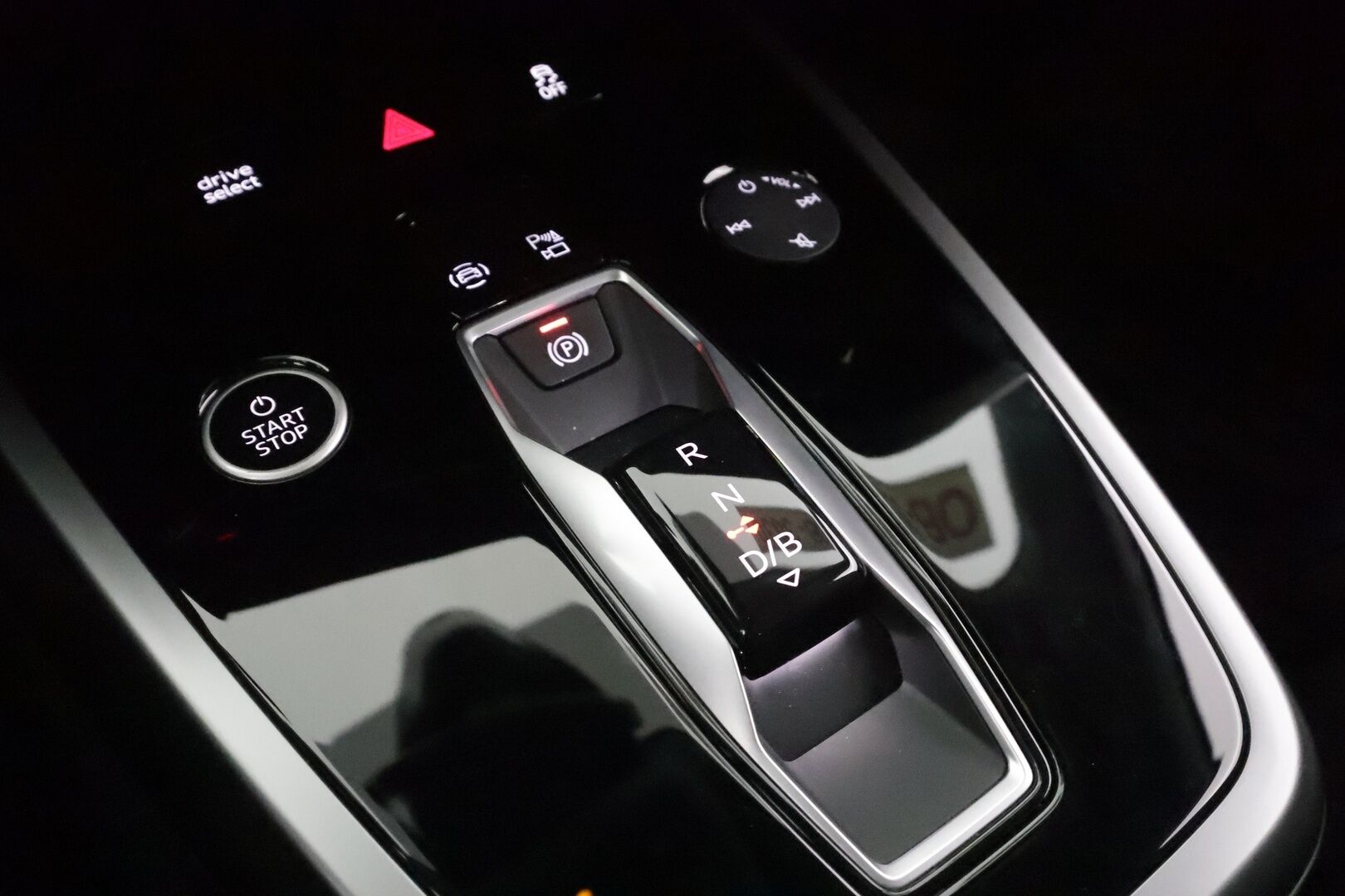 AUDI Q4 E-TRON 2024 82kWh 50 e-tron Quattro - ACC | SONOS | ILP | Koukku | Matrix | Nahat | Sähköpenkki | P.kamera