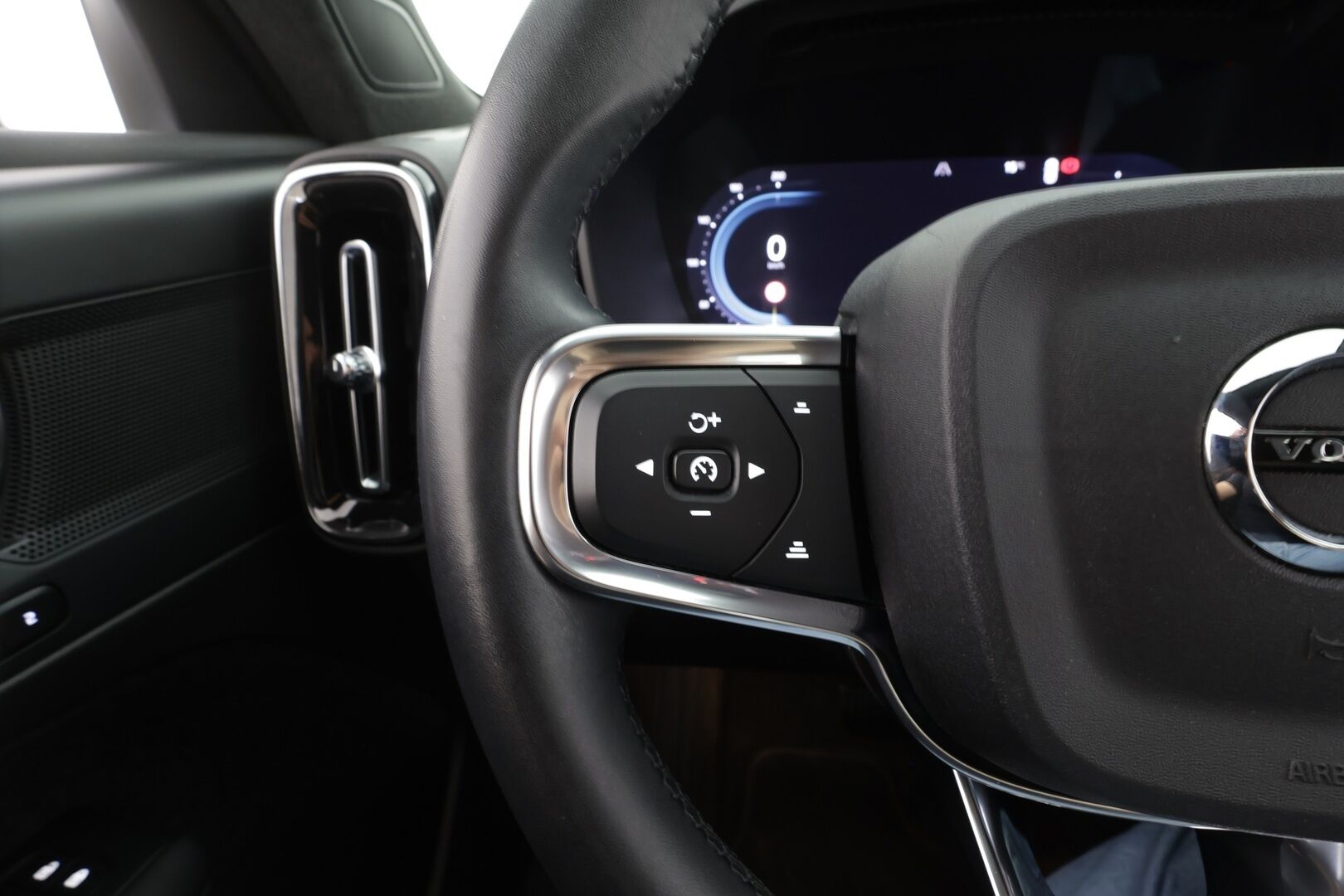 Volvo XC40 2023 Recharge Single Plus aut - ILP | ACC | LED | Kamera | Muistipenkki | Navi | SOH 96.6% | Kahdet renkaat aluvanteilla | Merkkihuollettu