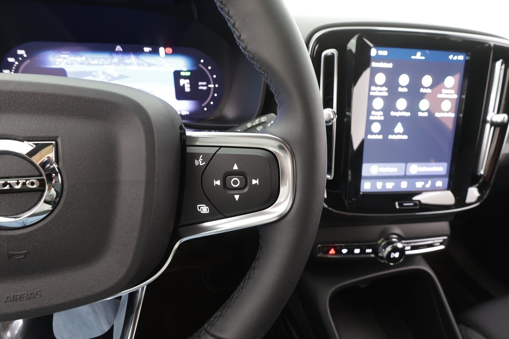 Volvo XC40 2023 Recharge Single Plus aut - | ACC | ILP | P.Kamera | Sporttipenkit | BLIS | Navi | LED | Ratinlämmitin | Koti & Kauppalaturi | Merkkihuollettu