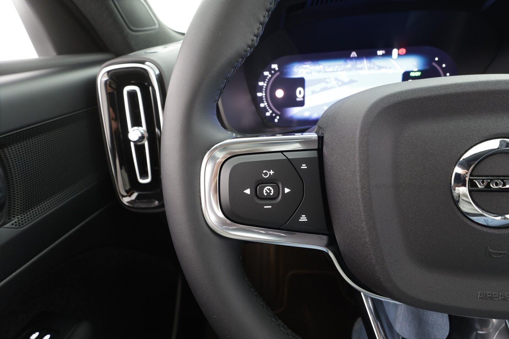 Volvo XC40 2023 Recharge Single Plus aut - | ACC | ILP | P.Kamera | Sporttipenkit | BLIS | Navi | LED | Ratinlämmitin | Koti & Kauppalaturi | Merkkihuollettu