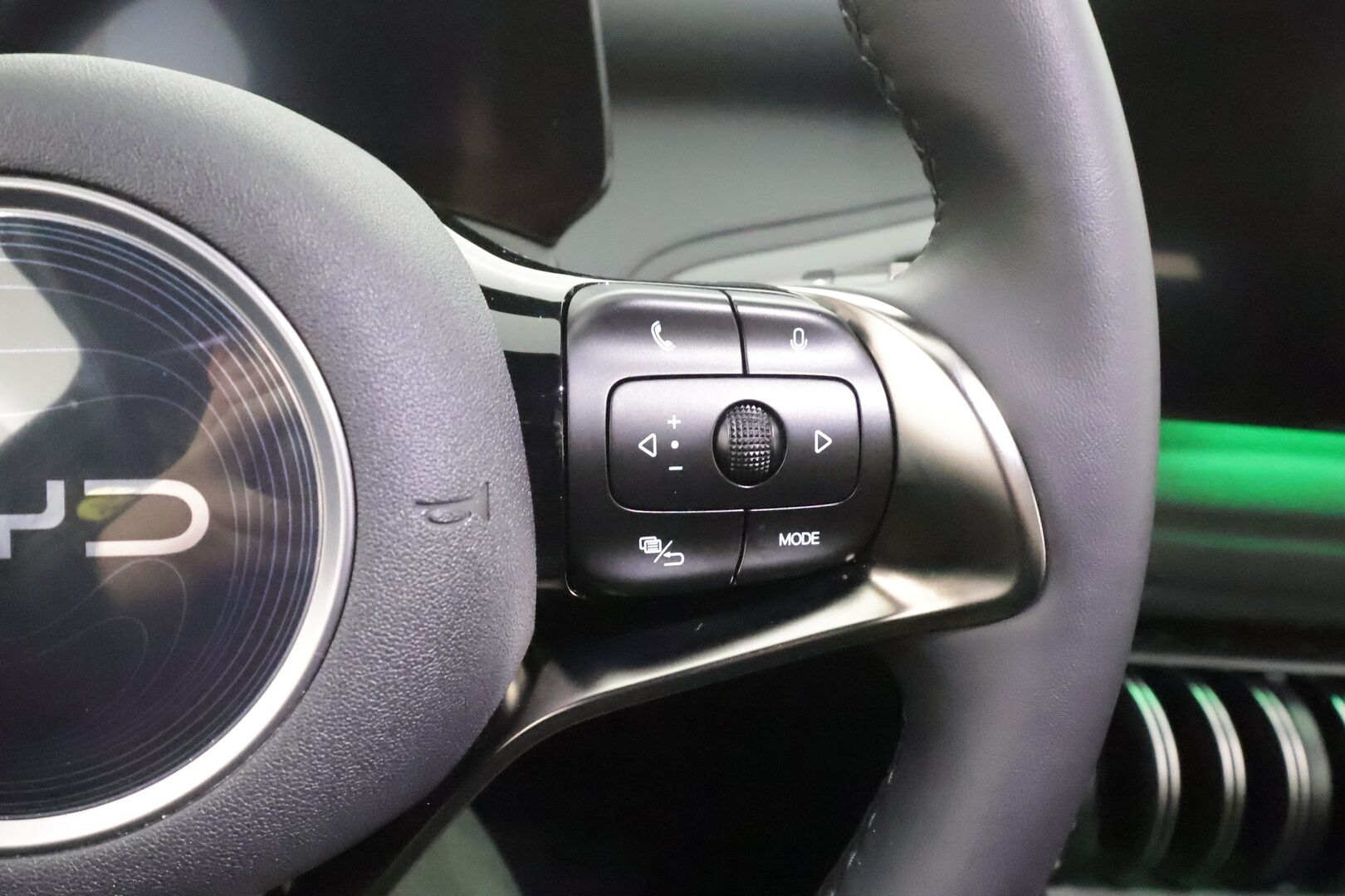 BYD ATTO 3 2025 Comfort - | ACC | ILP | Panorama | Katvevaroitin | 360° | Sähköpenkit | Navi | LED | Ratinlämmitin | Keyless | Nahat | 