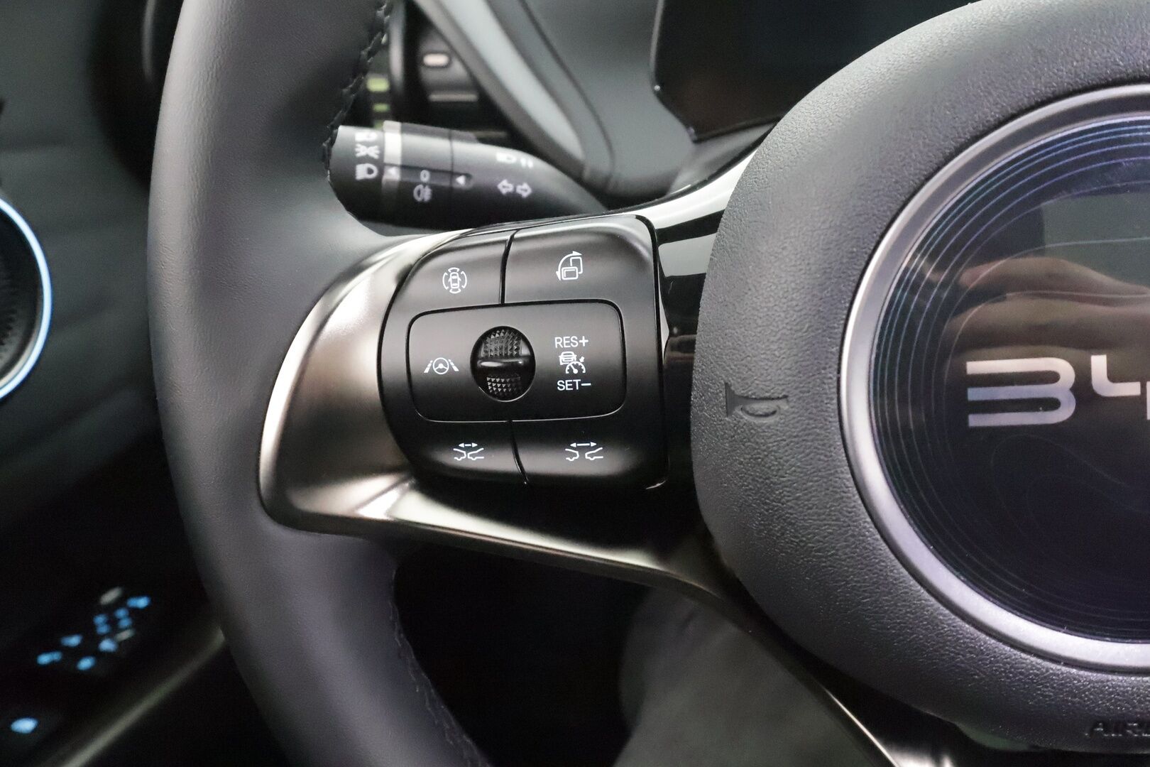 BYD ATTO 3 2025 Comfort - | ACC | ILP | Panorama | Katvevaroitin | 360° | Sähköpenkit | Navi | LED | Ratinlämmitin | Keyless | Nahat | 