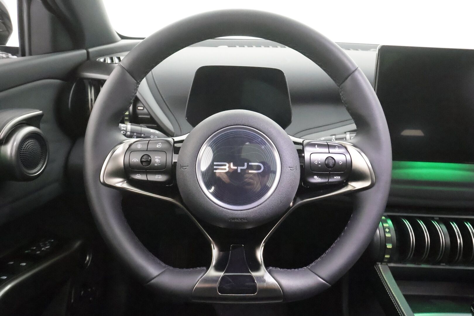 BYD ATTO 3 2025 Comfort - | ACC | ILP | Panorama | Katvevaroitin | 360° | Sähköpenkit | Navi | LED | Ratinlämmitin | Keyless | Nahat | 