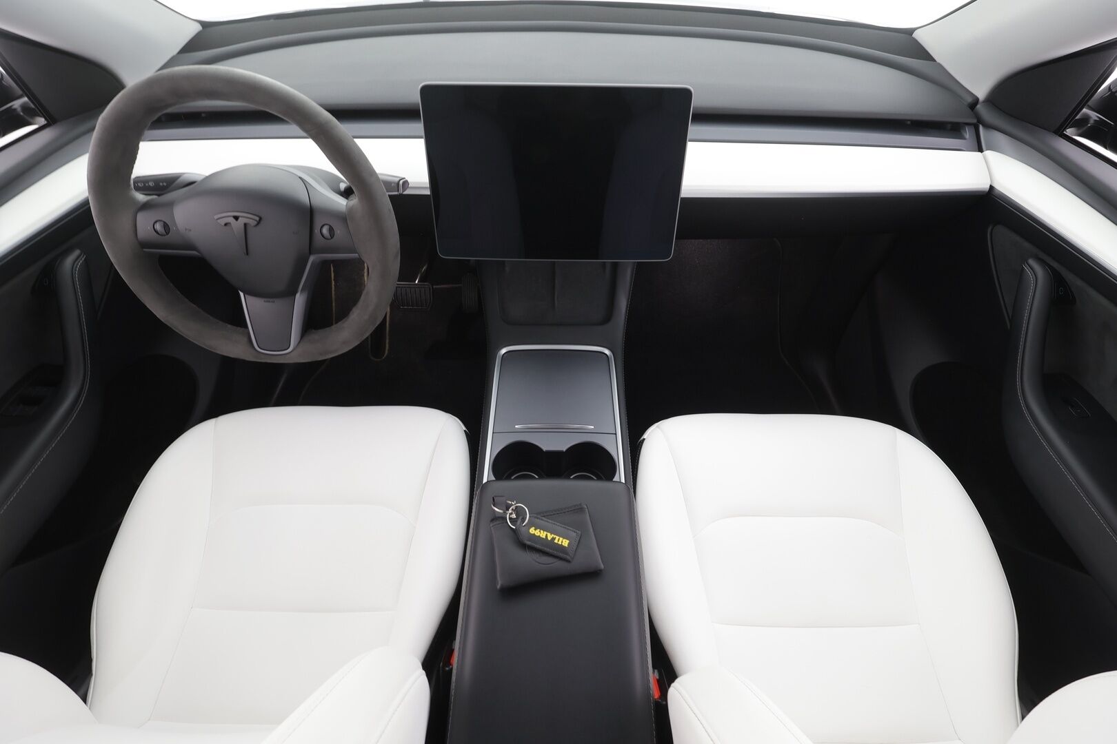TESLA MODEL Y 2023 RWD - | Koukku | ILP | ACC | Lasikatto | Matrix-LED | P.Kamera | Muistipenkki | Premium Audio | Navi | Keyless | 2x Latauskaapelit |