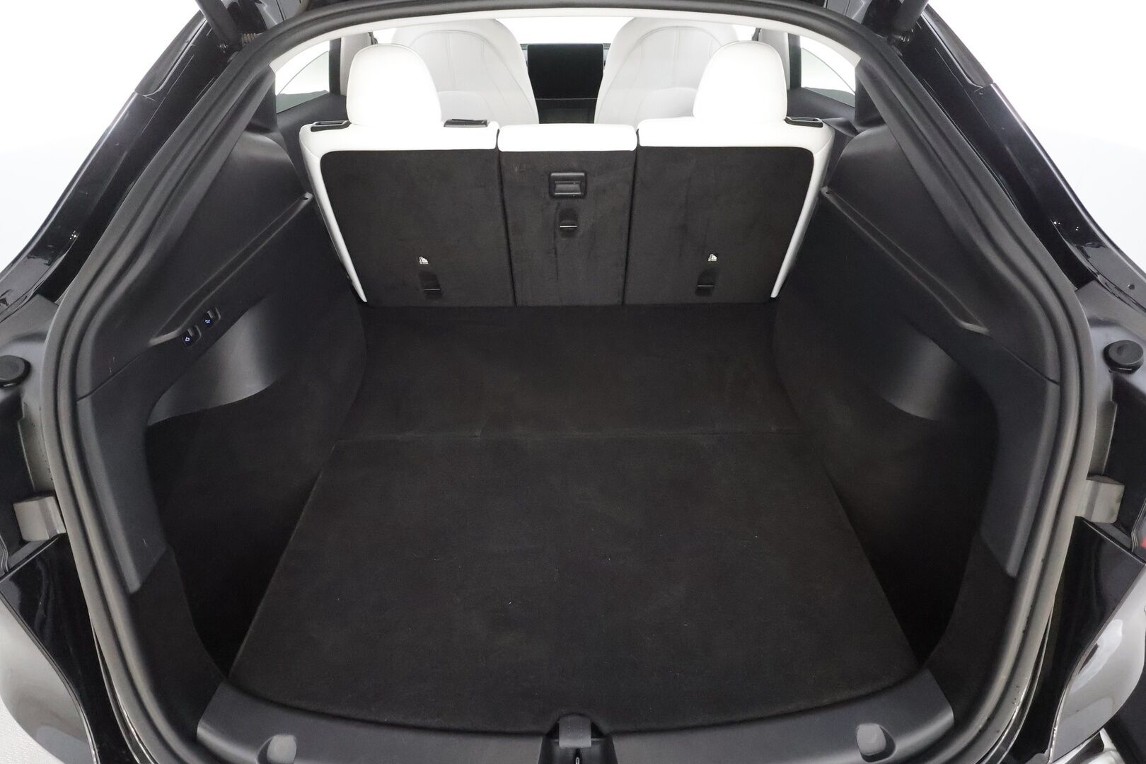 TESLA MODEL Y 2023 RWD - | Koukku | ILP | ACC | Lasikatto | Matrix-LED | P.Kamera | Muistipenkki | Premium Audio | Navi | Keyless | 2x Latauskaapelit |