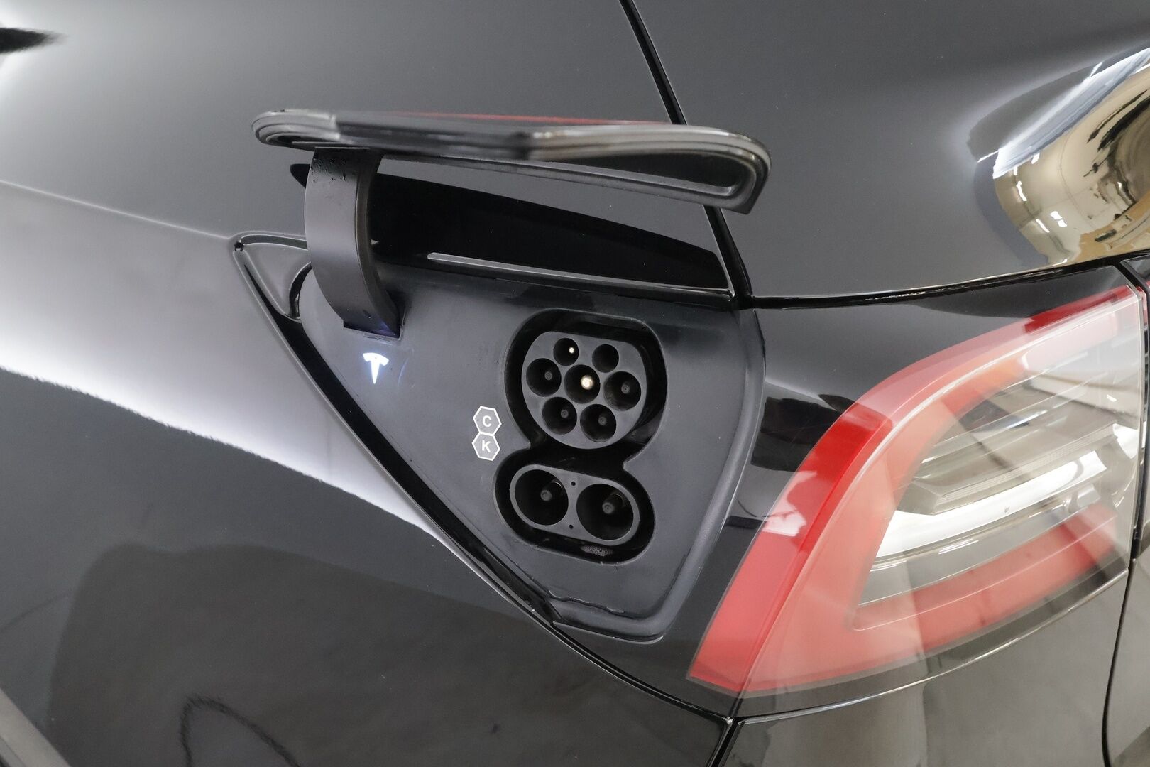 TESLA MODEL Y 2023 RWD - | Koukku | ILP | ACC | Lasikatto | Matrix-LED | P.Kamera | Muistipenkki | Premium Audio | Navi | Keyless | 2x Latauskaapelit |