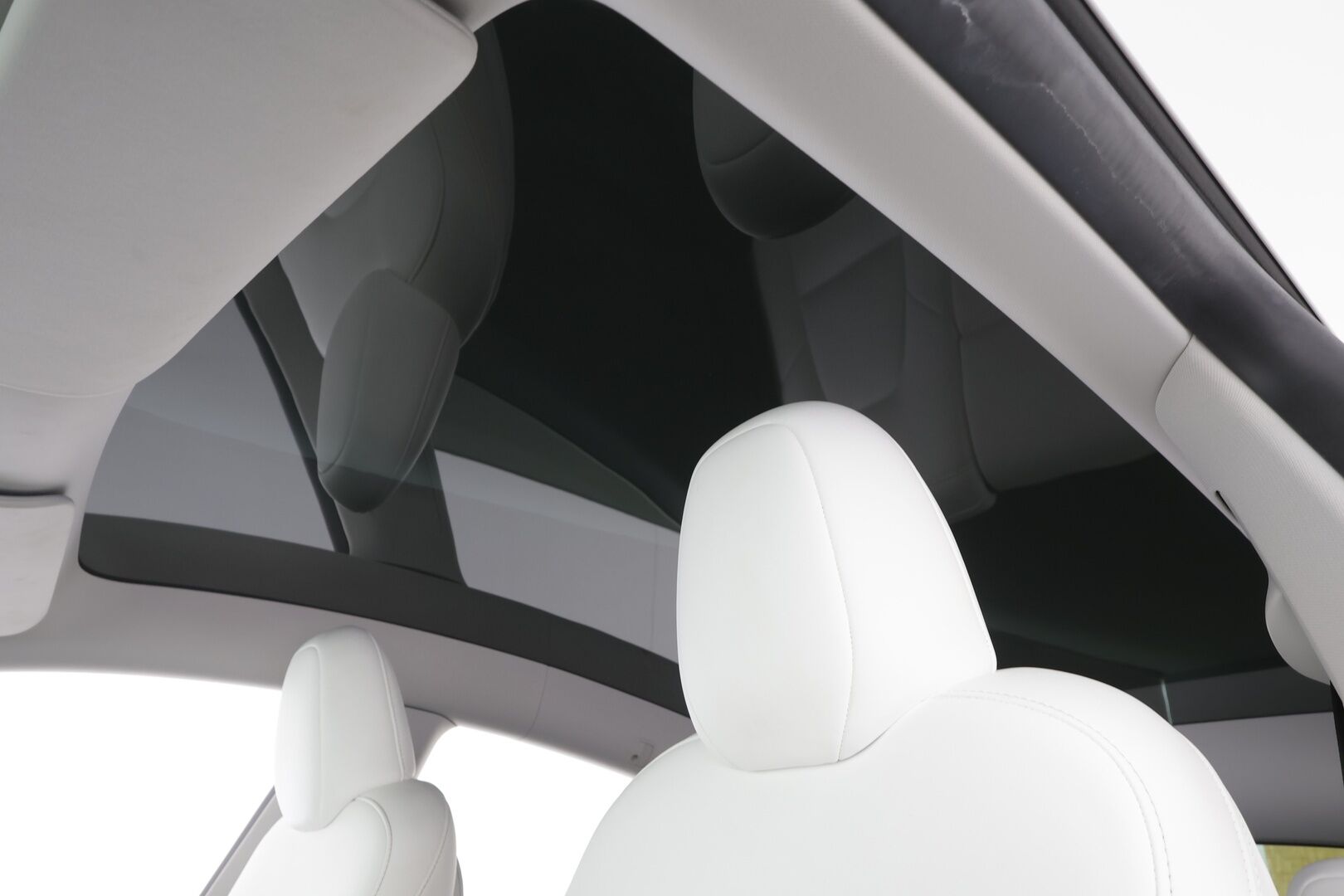 TESLA MODEL Y 2023 RWD - | Koukku | ILP | ACC | Lasikatto | Matrix-LED | P.Kamera | Muistipenkki | Premium Audio | Navi | Keyless | 2x Latauskaapelit |