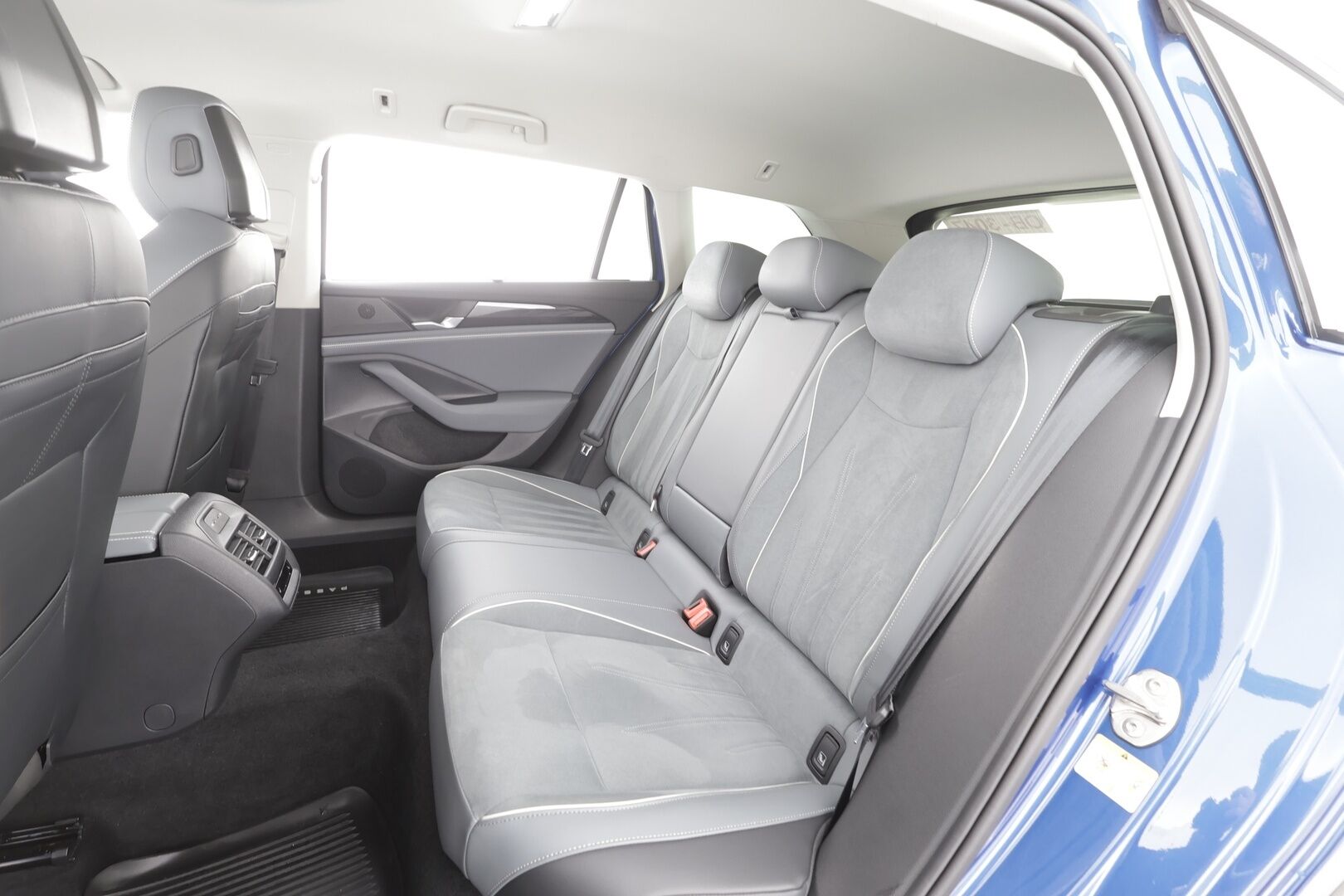 VOLKSWAGEN PASSAT 2024 Variant Comfort Business 1,5 eTSI 110 kW DSG-automaatti - | Webasto | Koukku | ACC | LED | P.Kamera | Kaistavahti | Navi | Hierovat Sportpenkit | Keyless | Kahdet renkaat aluvanteilla | Merkkihuollot |