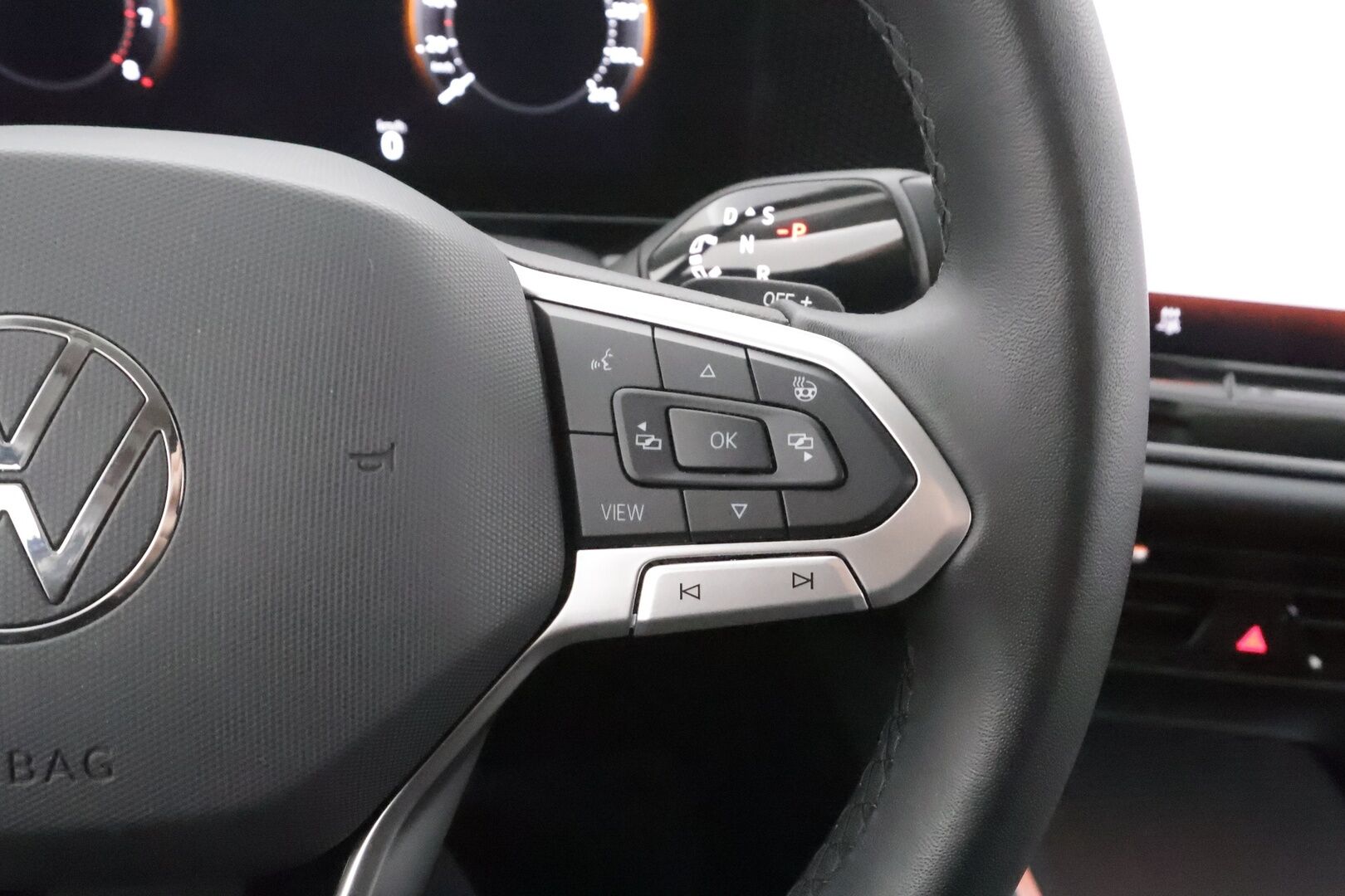 VOLKSWAGEN PASSAT 2024 Variant Comfort Business 1,5 eTSI 110 kW DSG-automaatti - | Webasto | Koukku | ACC | LED | P.Kamera | Kaistavahti | Navi | Hierovat Sportpenkit | Keyless | Kahdet renkaat aluvanteilla | Merkkihuollot |