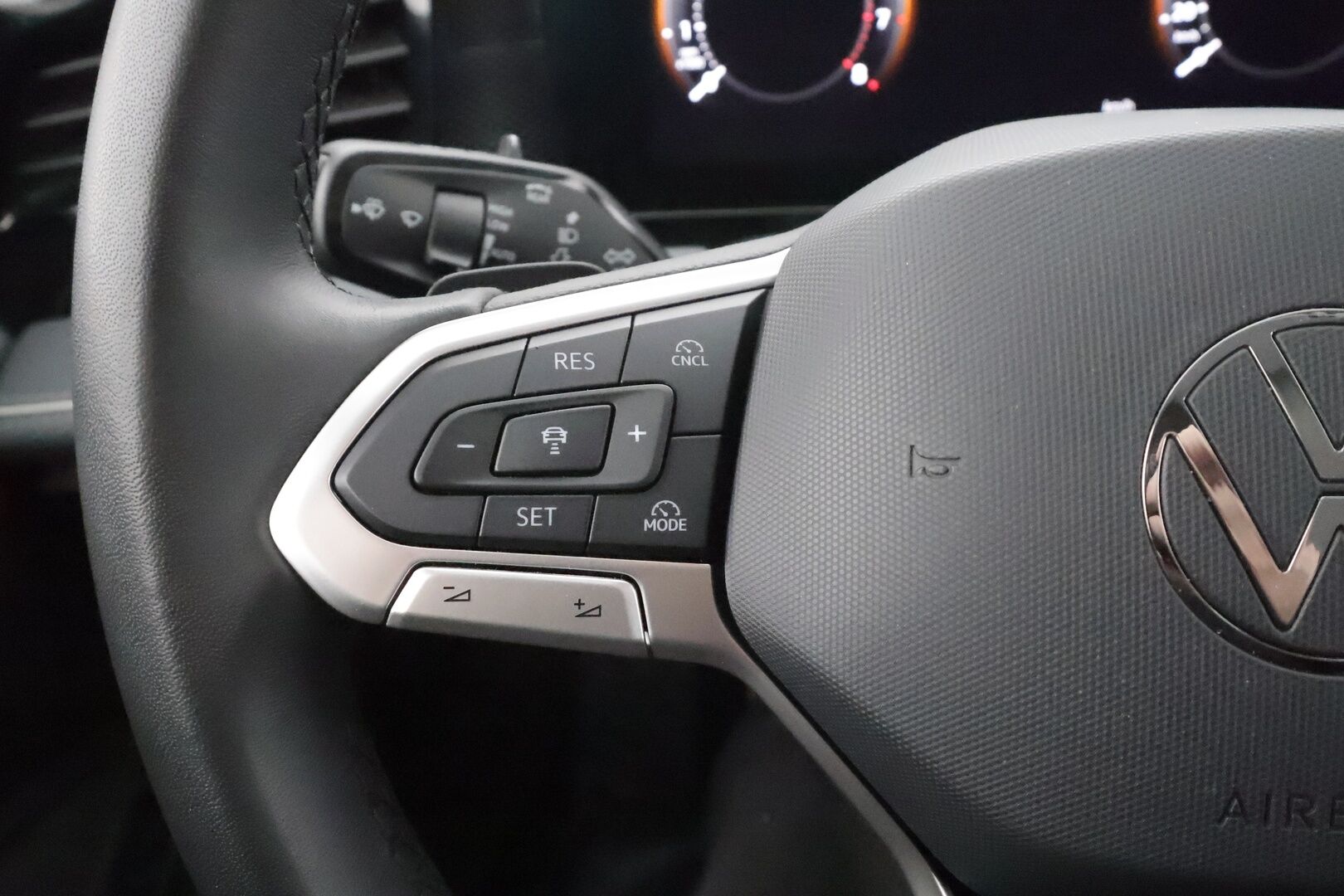 VOLKSWAGEN PASSAT 2024 Variant Comfort Business 1,5 eTSI 110 kW DSG-automaatti - | Webasto | Koukku | ACC | LED | P.Kamera | Kaistavahti | Navi | Hierovat Sportpenkit | Keyless | Kahdet renkaat aluvanteilla | Merkkihuollot |
