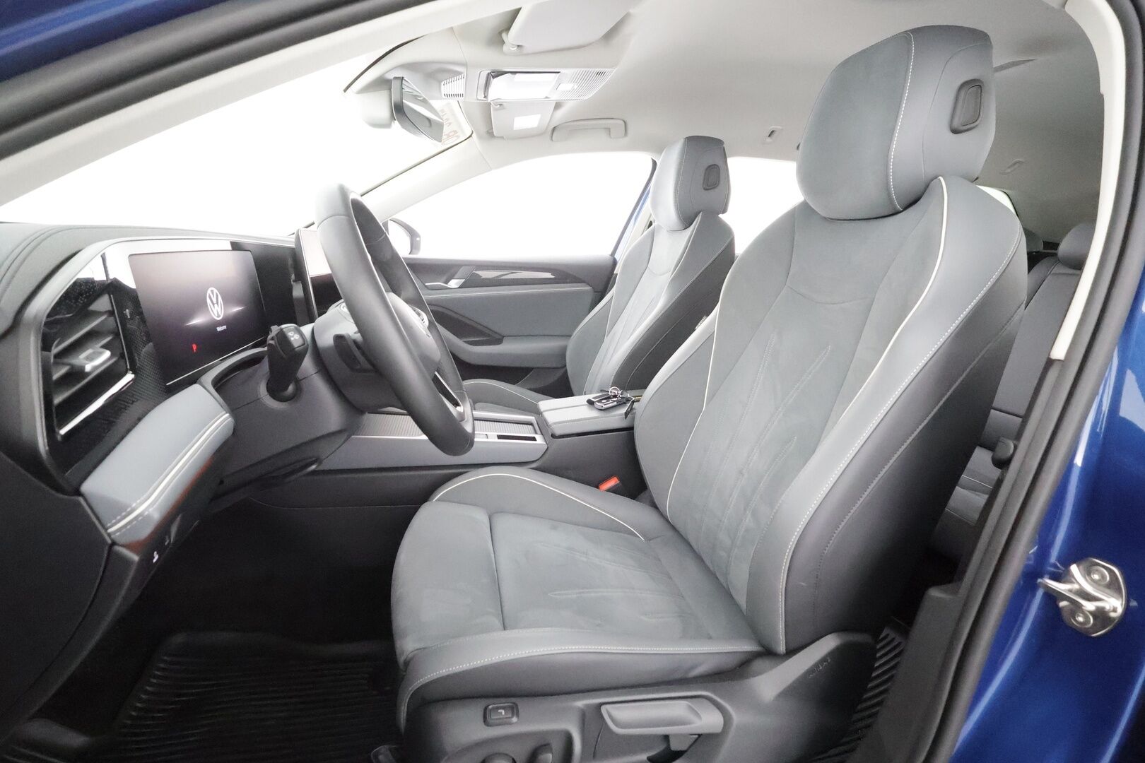 VOLKSWAGEN PASSAT 2024 Variant Comfort Business 1,5 eTSI 110 kW DSG-automaatti - | Webasto | Koukku | ACC | LED | P.Kamera | Kaistavahti | Navi | Hierovat Sportpenkit | Keyless | Kahdet renkaat aluvanteilla | Merkkihuollot |