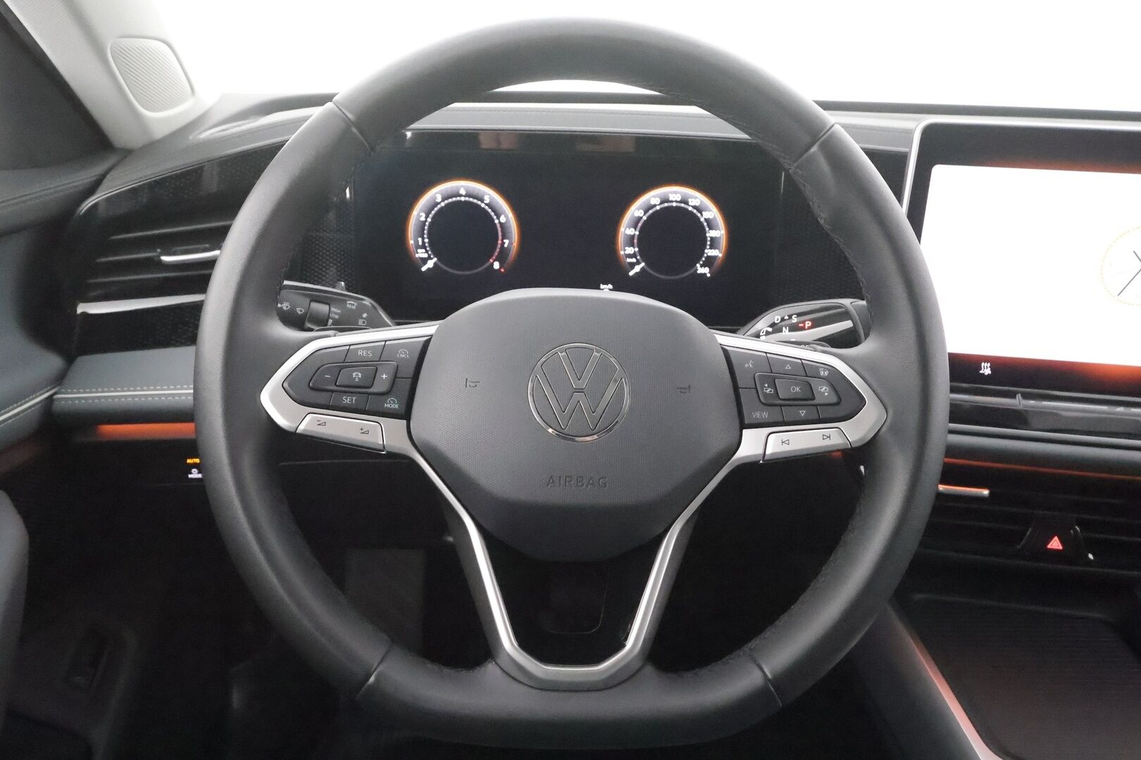 VOLKSWAGEN PASSAT 2024 Variant Comfort Business 1,5 eTSI 110 kW DSG-automaatti - | Webasto | Koukku | ACC | LED | P.Kamera | Kaistavahti | Navi | Hierovat Sportpenkit | Keyless | Kahdet renkaat aluvanteilla | Merkkihuollot |