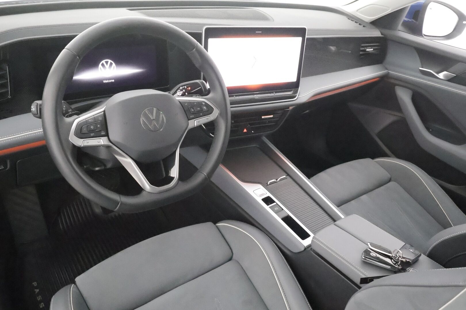 VOLKSWAGEN PASSAT 2024 Variant Comfort Business 1,5 eTSI 110 kW DSG-automaatti - | Webasto | Koukku | ACC | LED | P.Kamera | Kaistavahti | Navi | Hierovat Sportpenkit | Keyless | Kahdet renkaat aluvanteilla | Merkkihuollot |