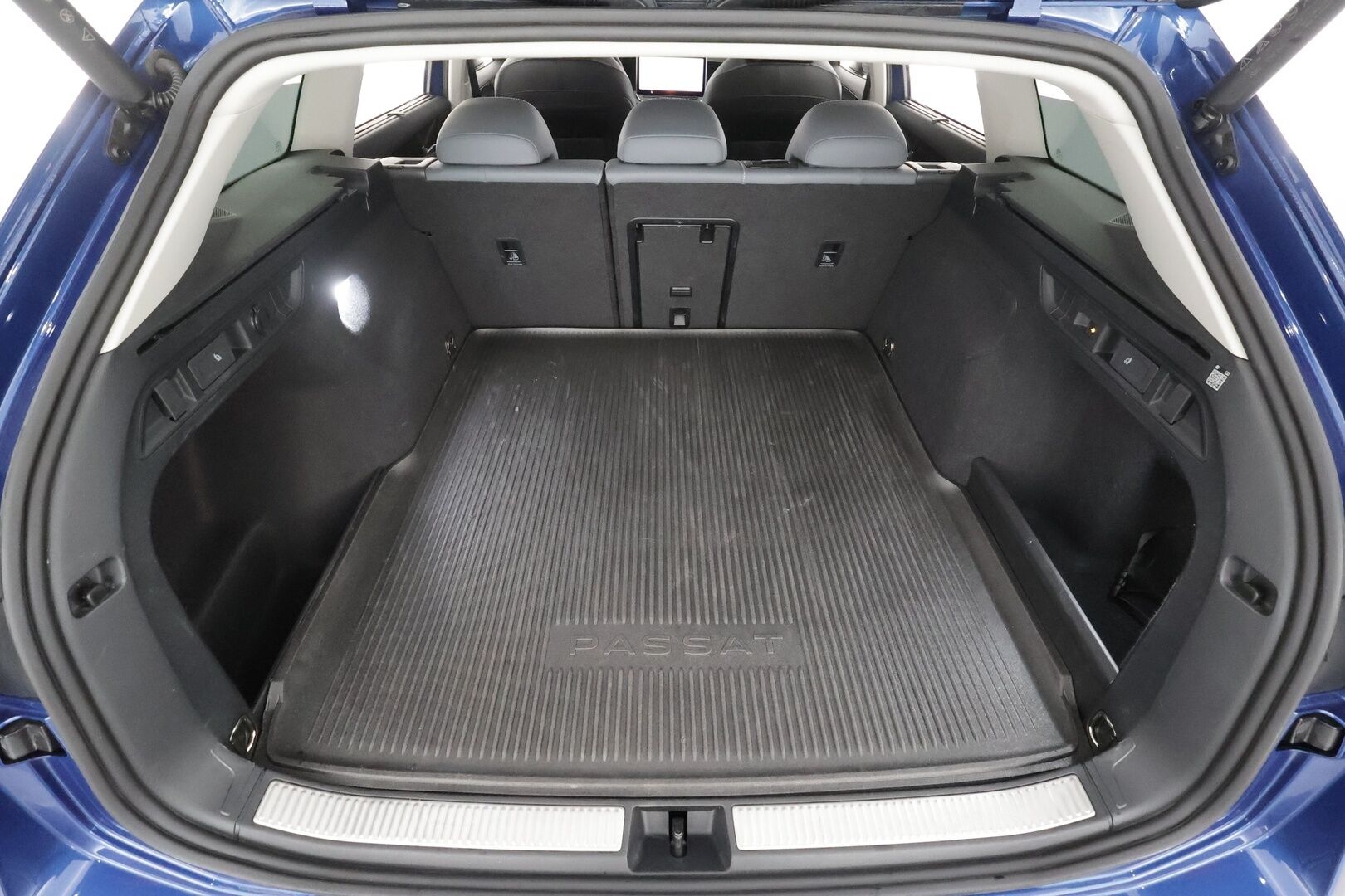 VOLKSWAGEN PASSAT 2024 Variant Comfort Business 1,5 eTSI 110 kW DSG-automaatti - | Webasto | Koukku | ACC | LED | P.Kamera | Kaistavahti | Navi | Hierovat Sportpenkit | Keyless | Kahdet renkaat aluvanteilla | Merkkihuollot |