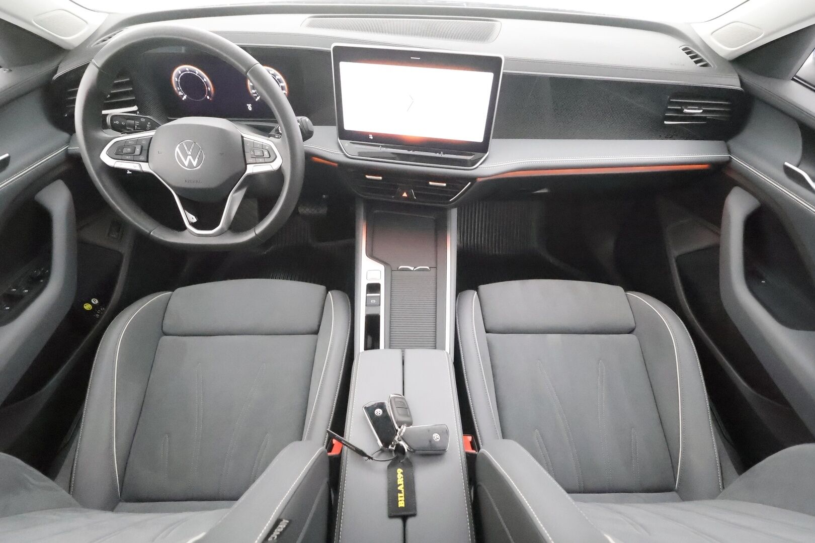 VOLKSWAGEN PASSAT 2024 Variant Comfort Business 1,5 eTSI 110 kW DSG-automaatti - | Webasto | Koukku | ACC | LED | P.Kamera | Kaistavahti | Navi | Hierovat Sportpenkit | Keyless | Kahdet renkaat aluvanteilla | Merkkihuollot |