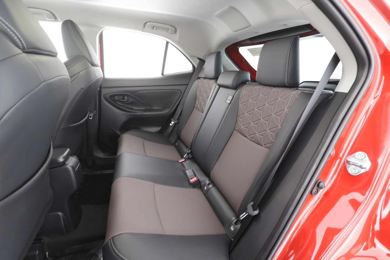 TOYOTA YARIS CROSS 2025 1,5 Hybrid AWD-i Premium - | ACC | LED | P.Kamera | Puolinahat | Navi | Kaistavahti | Digimittaristo | Katveavustin | Keyless | Merkkihuollettu |