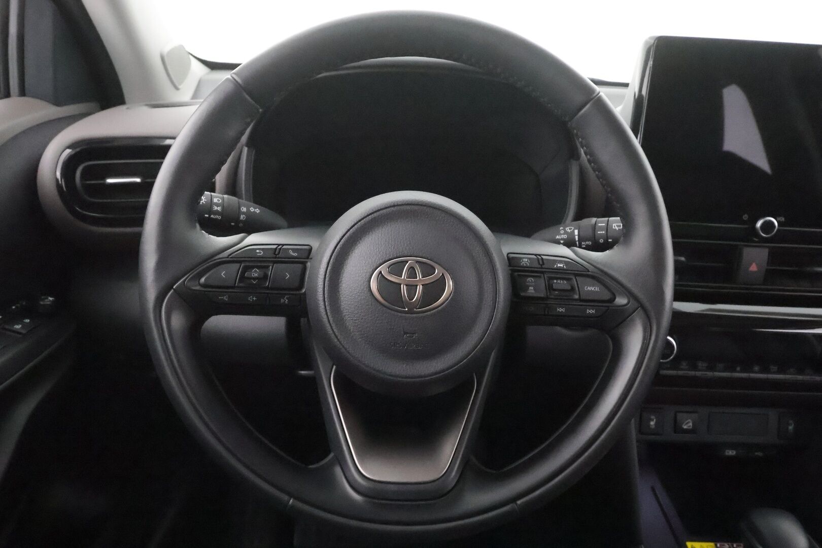 TOYOTA YARIS CROSS 2025 1,5 Hybrid AWD-i Premium - | ACC | LED | P.Kamera | Puolinahat | Navi | Kaistavahti | Digimittaristo | Katveavustin | Keyless | Merkkihuollettu |