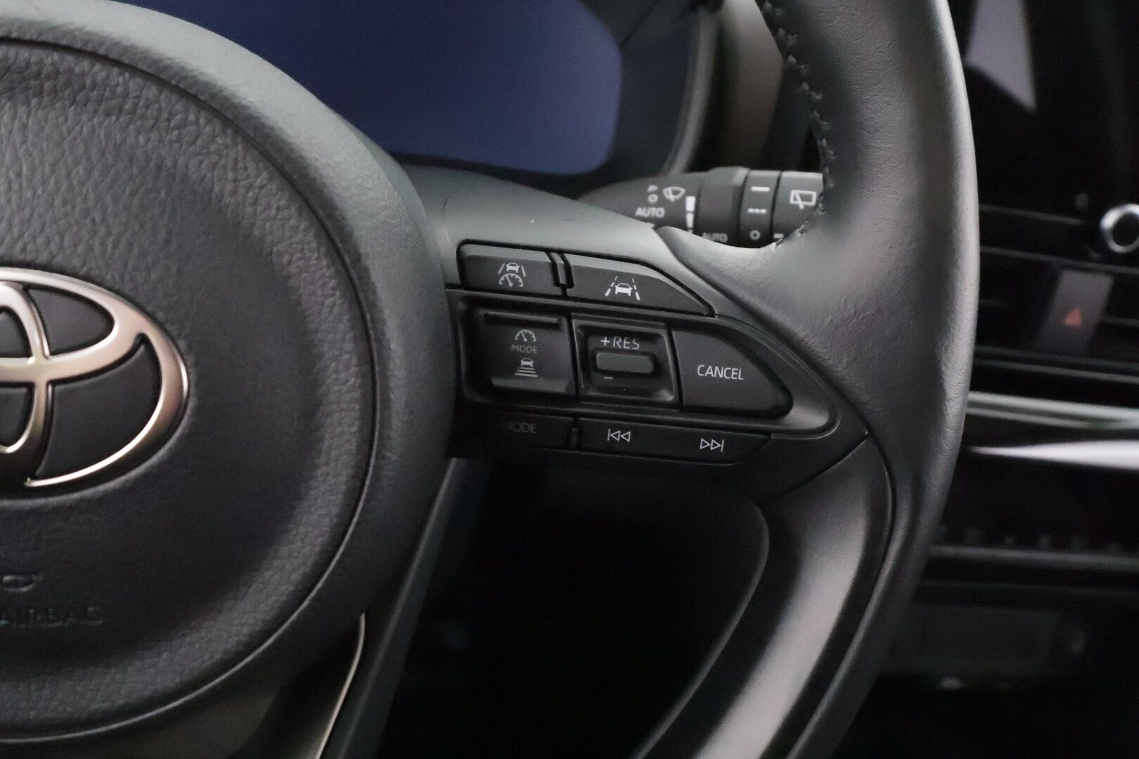 TOYOTA YARIS CROSS 2025 1,5 Hybrid AWD-i Premium - | ACC | LED | P.Kamera | Puolinahat | Navi | Kaistavahti | Digimittaristo | Katveavustin | Keyless | Merkkihuollettu |