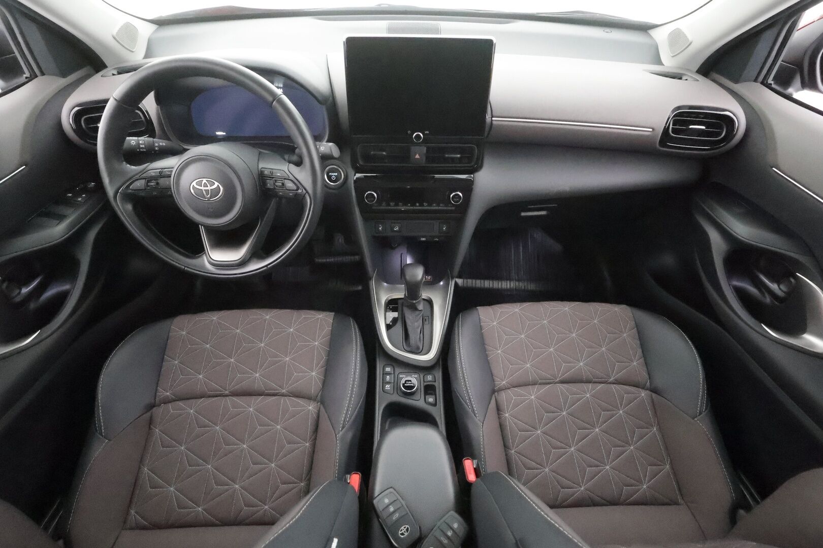 TOYOTA YARIS CROSS 2025 1,5 Hybrid AWD-i Premium - | ACC | LED | P.Kamera | Puolinahat | Navi | Kaistavahti | Digimittaristo | Katveavustin | Keyless | Merkkihuollettu |